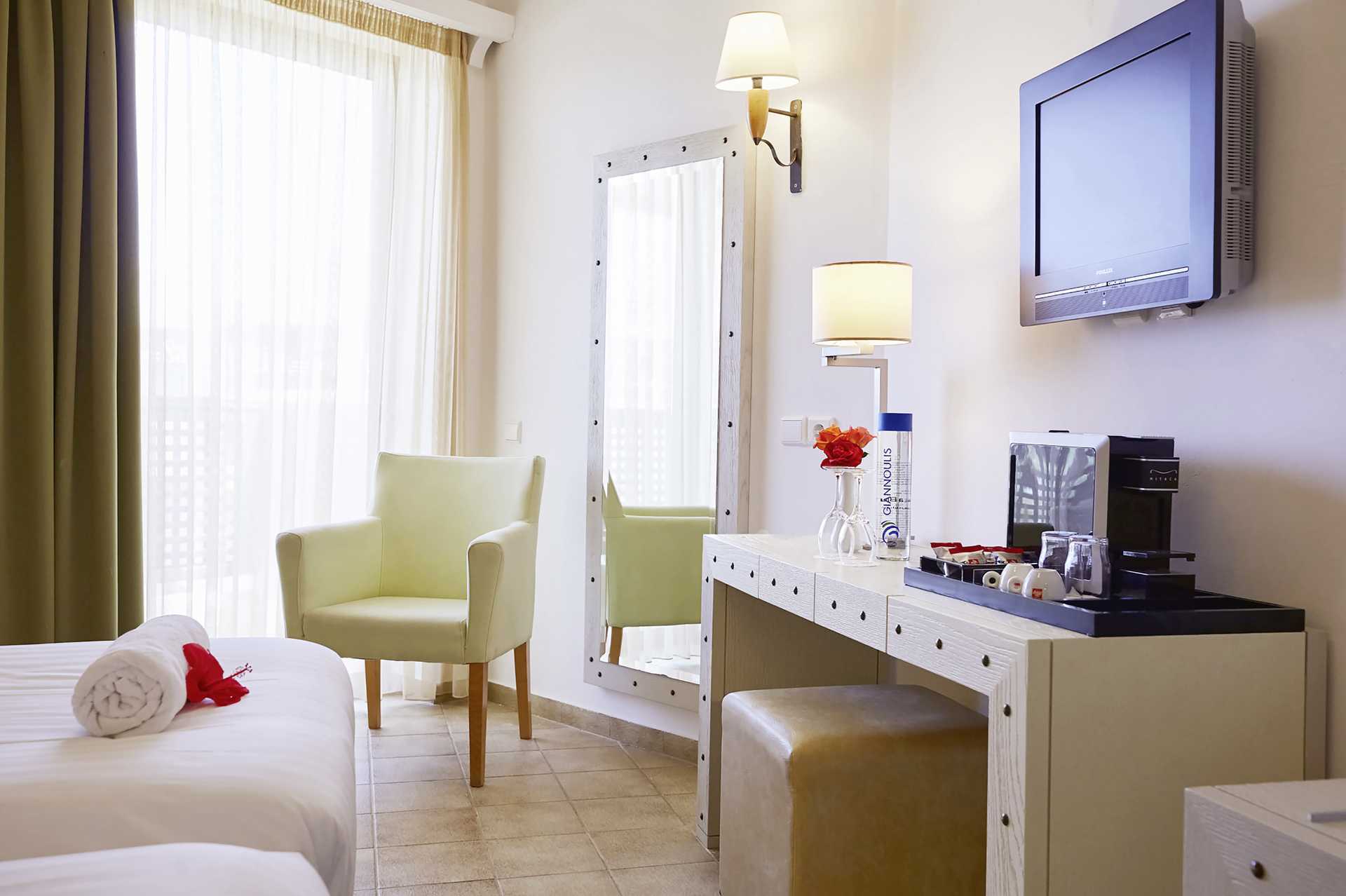 Dobbeltrom med bassengutsikt.