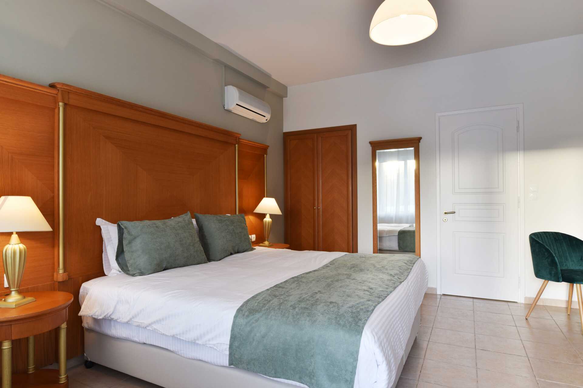 Dobbeltrom med bassengutsikt på Okeanis II på Kreta, Hellas.