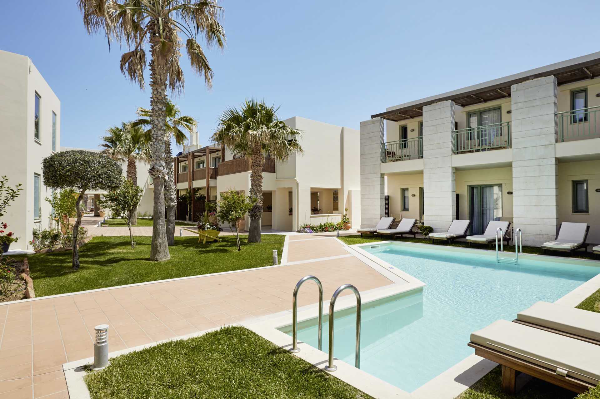 Dobbeltrom med delt basseng på Grand Bay Beach Resort på Kreta, Hellas.