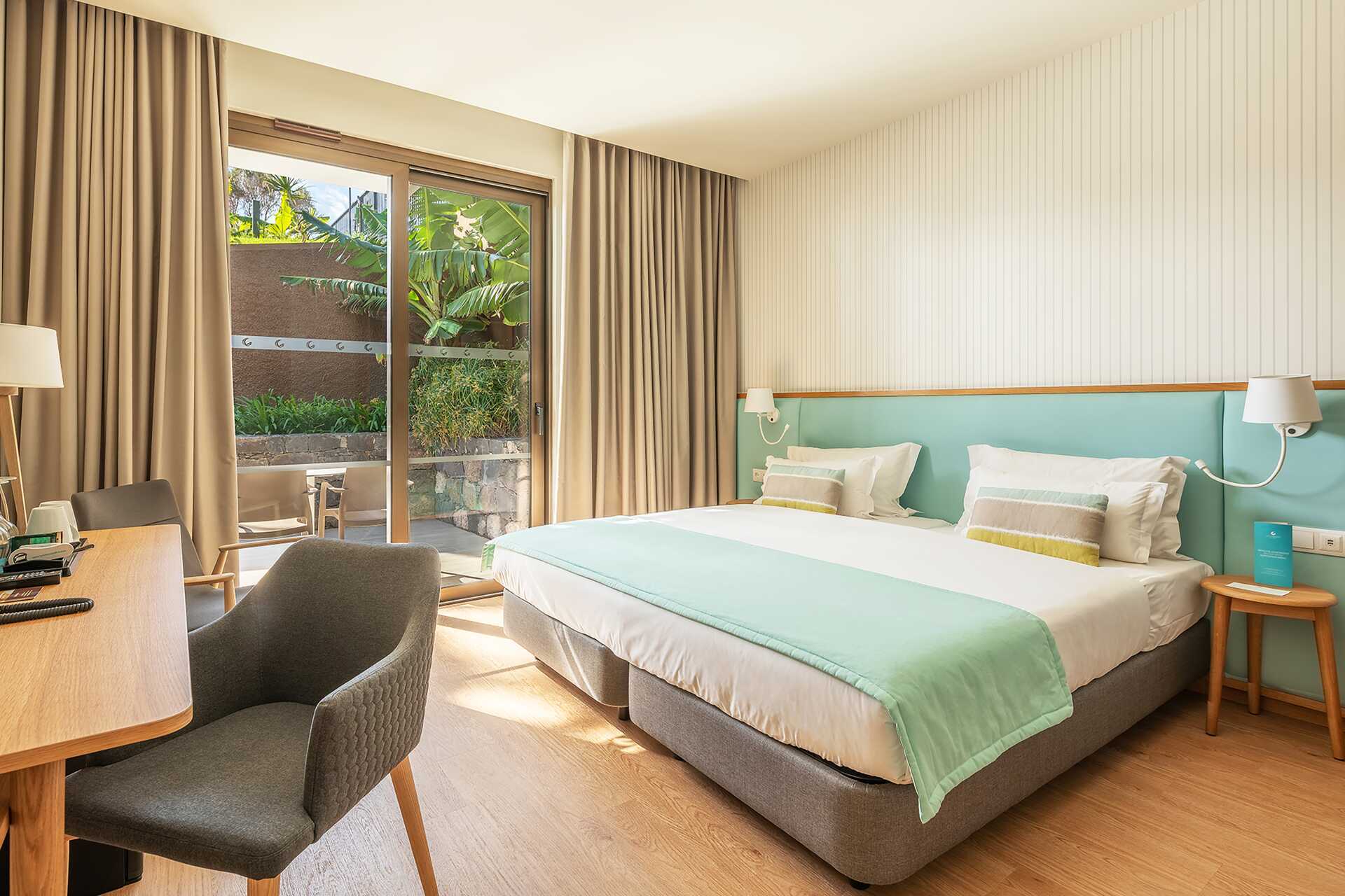 Dobbeltrom med hageutsikt på Sentido Galomar på Madeira, Portugal.
