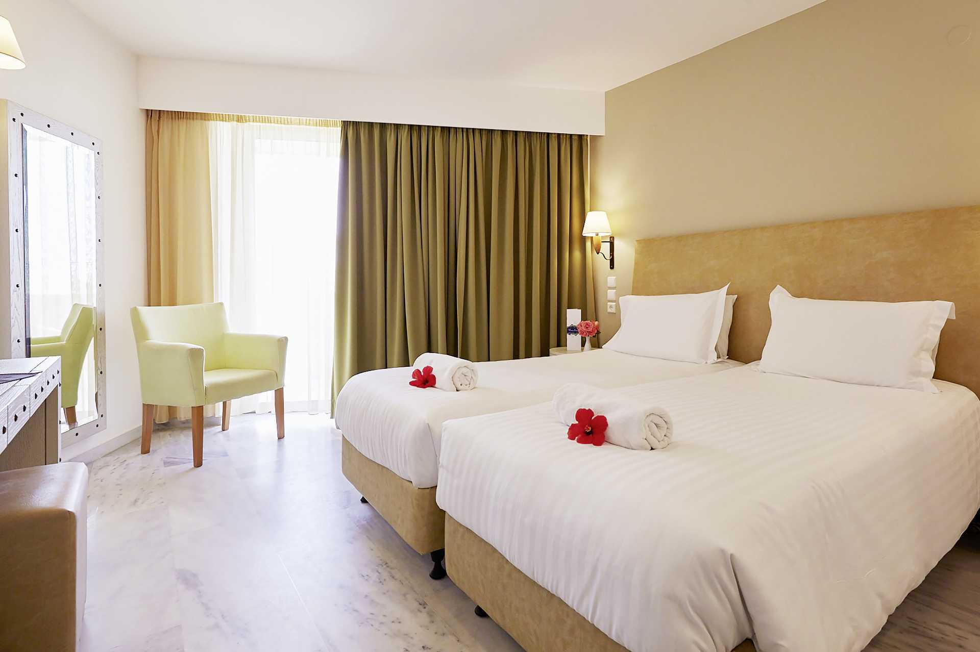 Dobbeltrom med utsikt mot hagen.