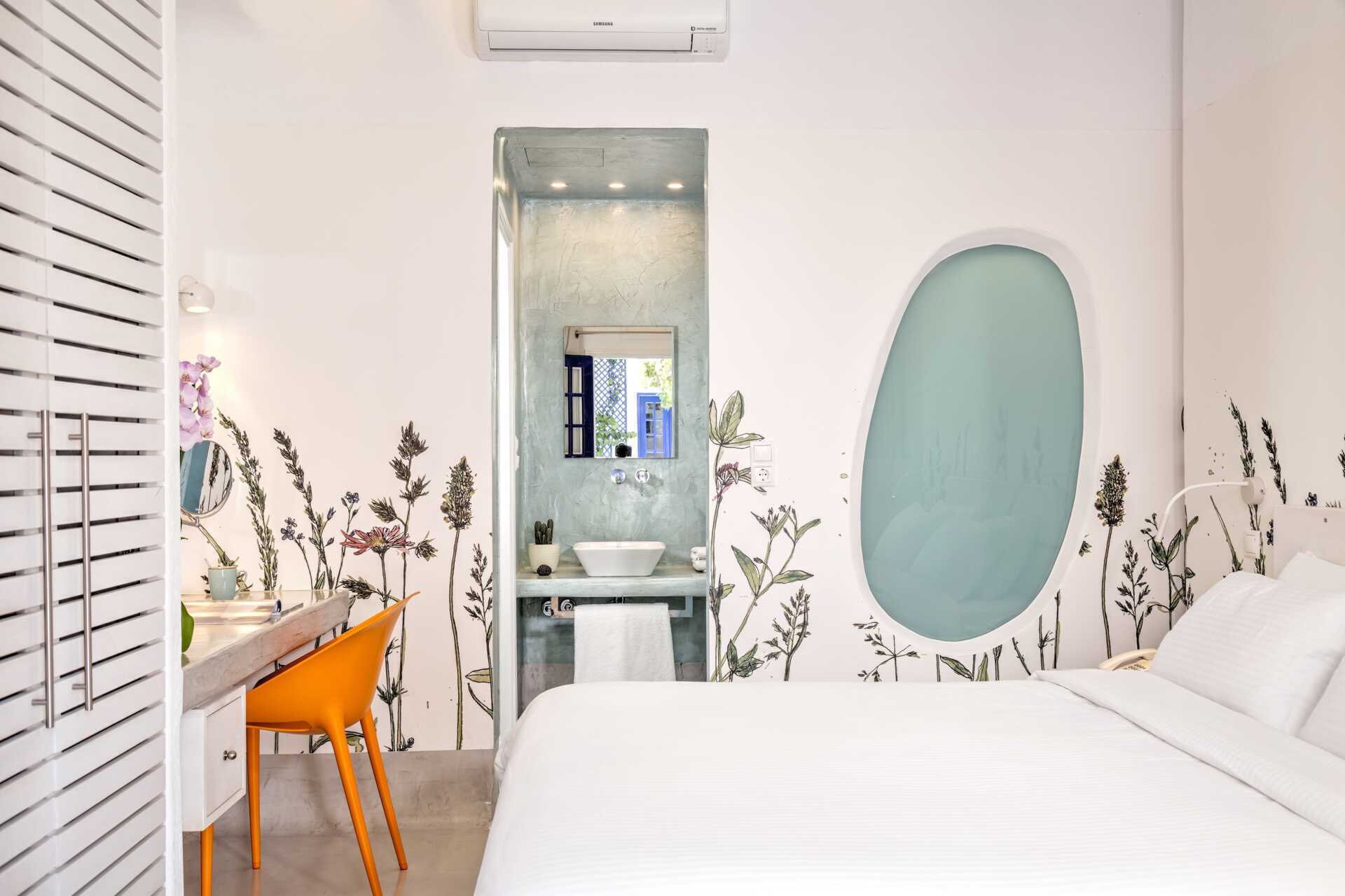 Dobbeltrom på Kouros Village i Perissa på Santorini, Hellas.