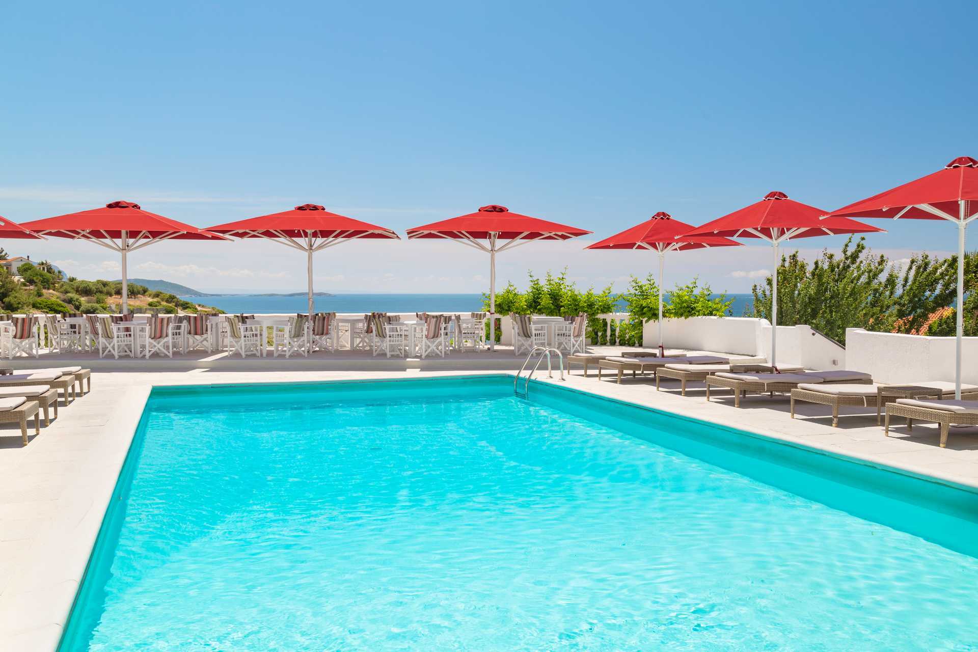 Bassengområdet på hotell Lithos som kan brukes av gjester ved Doryssa Theorem.