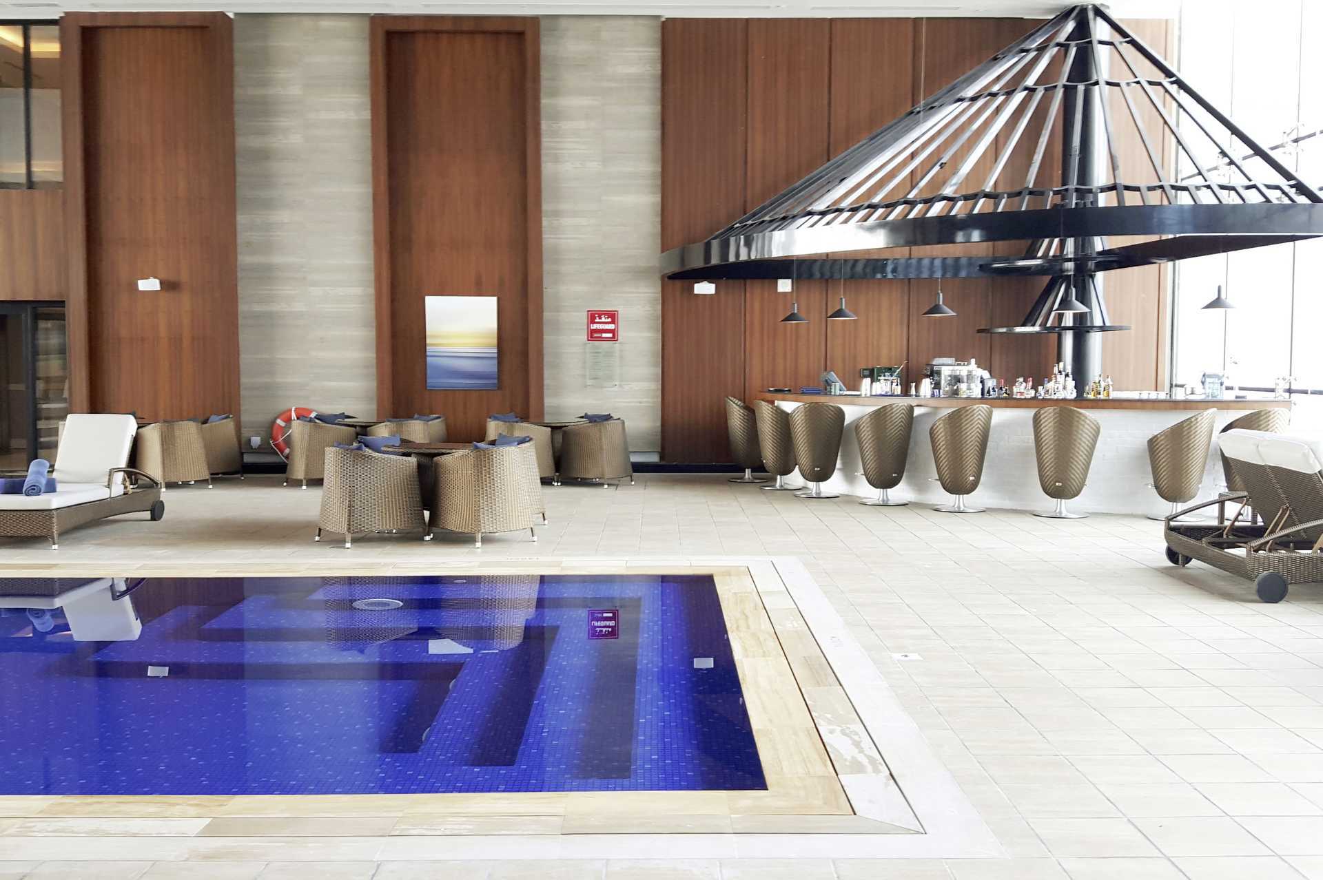 Innendørsbasseng på Dukes The Palm, et Royal Hideaway Hotel på Dubai Palm Jumeirah, De forente arabiske emirater.