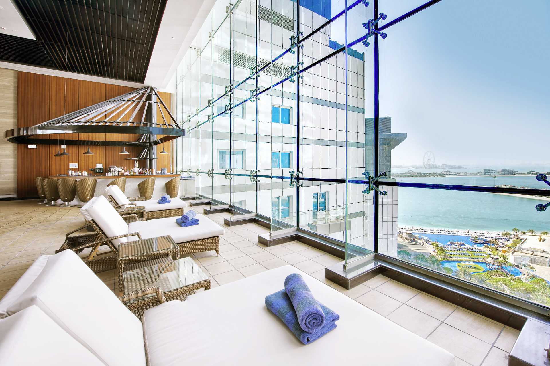 Innendørsbasseng på Dukes The Palm, et Royal Hideaway Hotel på Dubai Palm Jumeirah, De forente arabiske emirater.