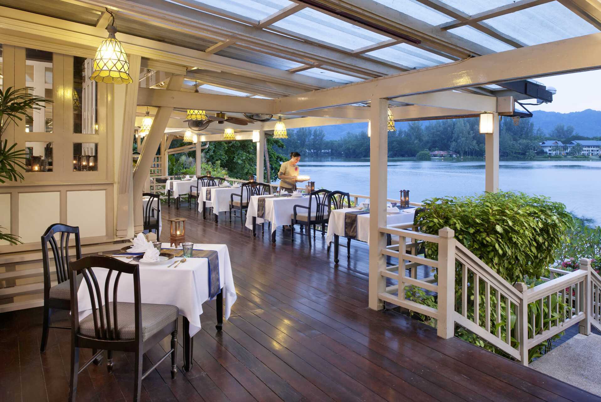 Ruen Thai tilbyr en vakker utsikt over lagunen.