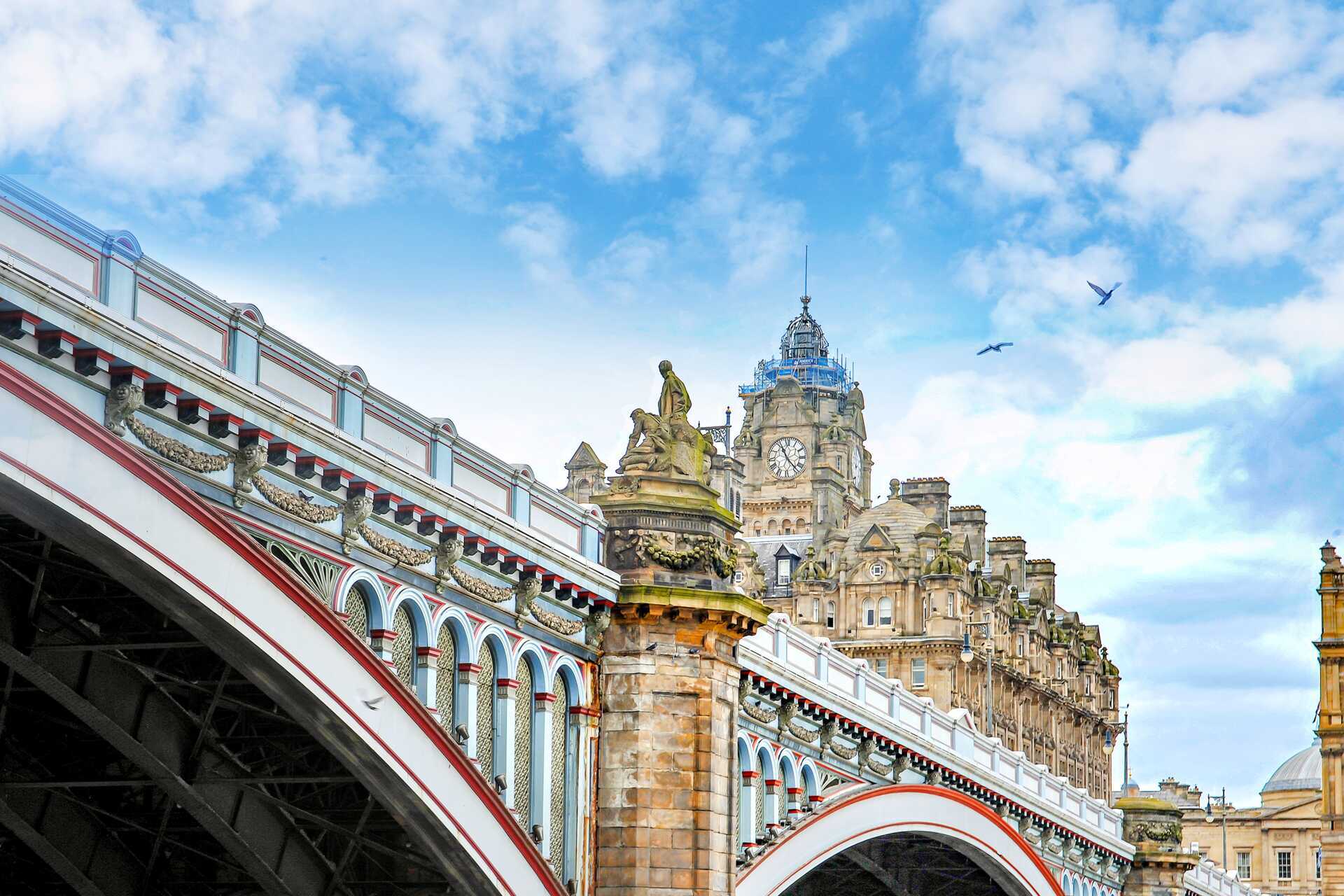 North Bridge i Edinburgh – som kobler sammen den nye og gamle bydelen.