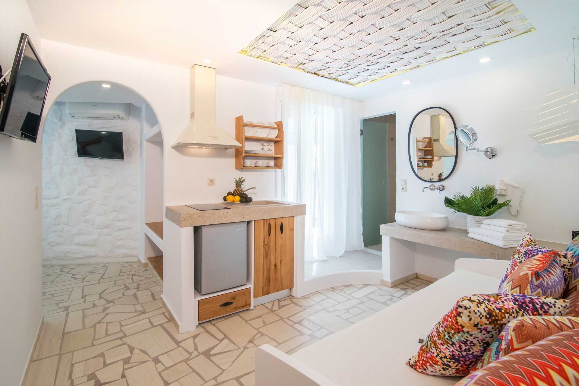 Ettromsleilighet delvis under bakkeplan på hotell Spiros i Naxos by.