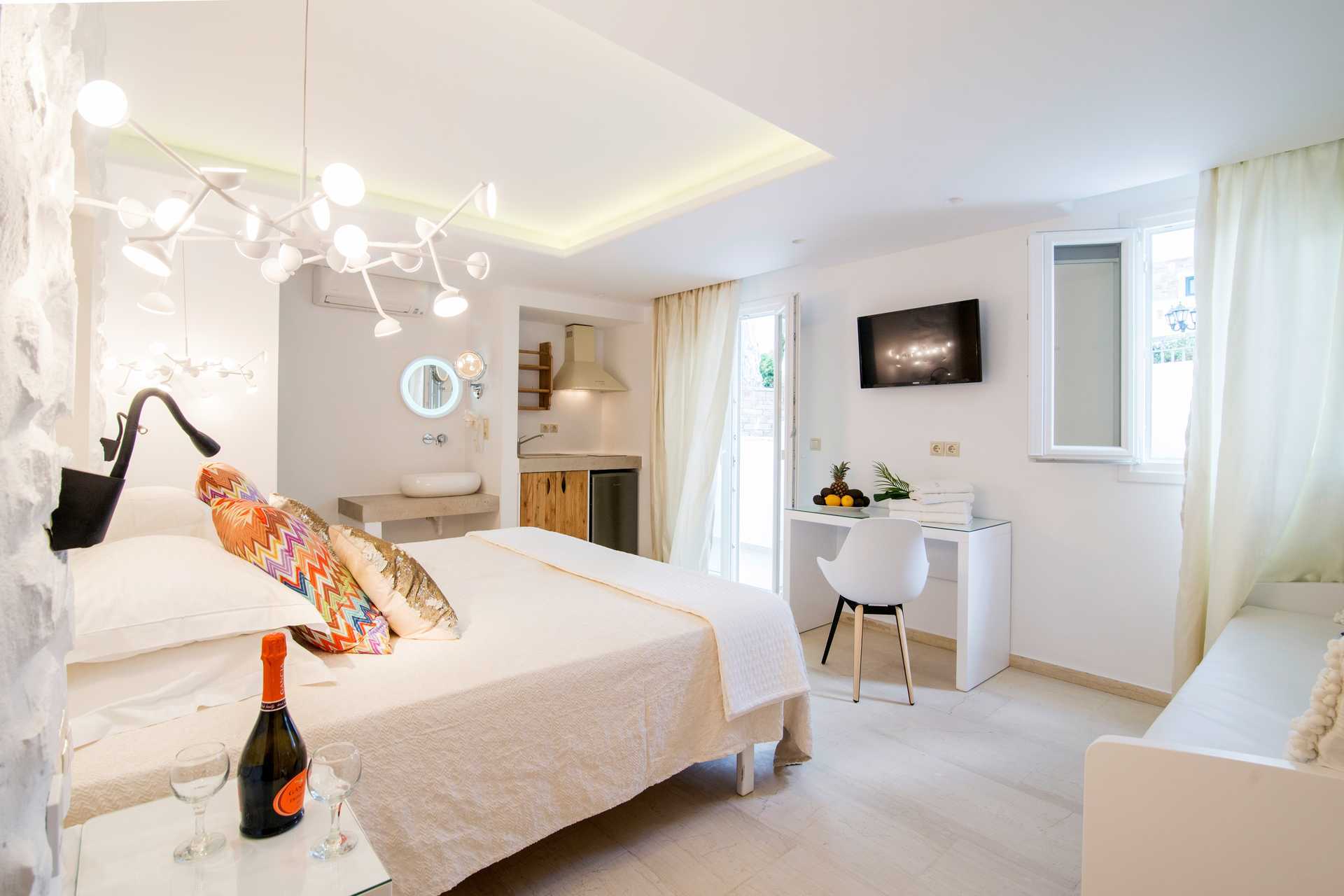 Ettromsleilighet delvis under bakkeplan på hotell Spiros i Naxos by.