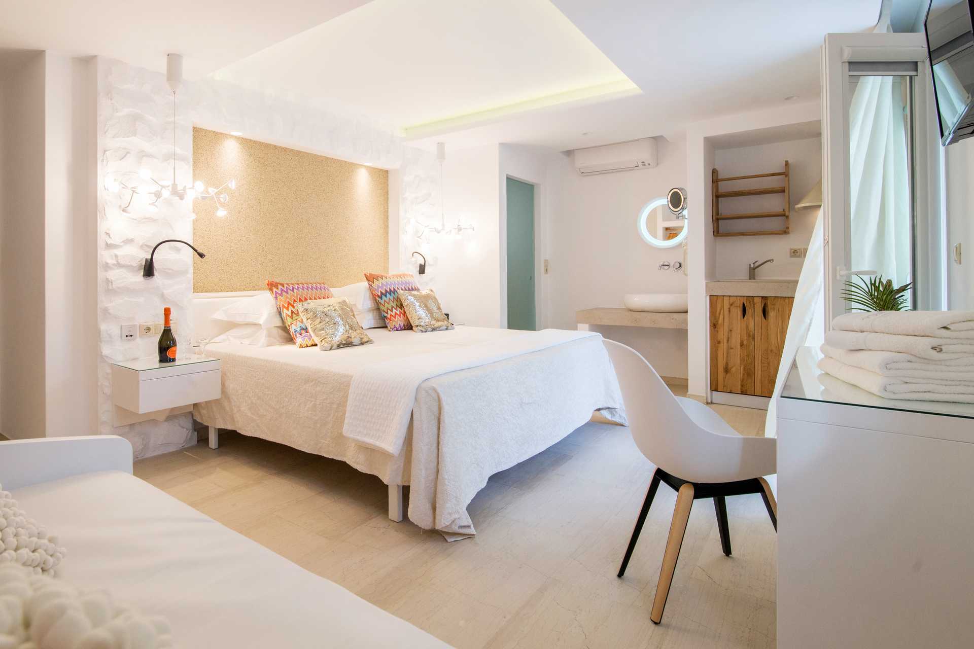 Ettromsleilighet delvis under bakkeplan på hotell Spiros i Naxos by.