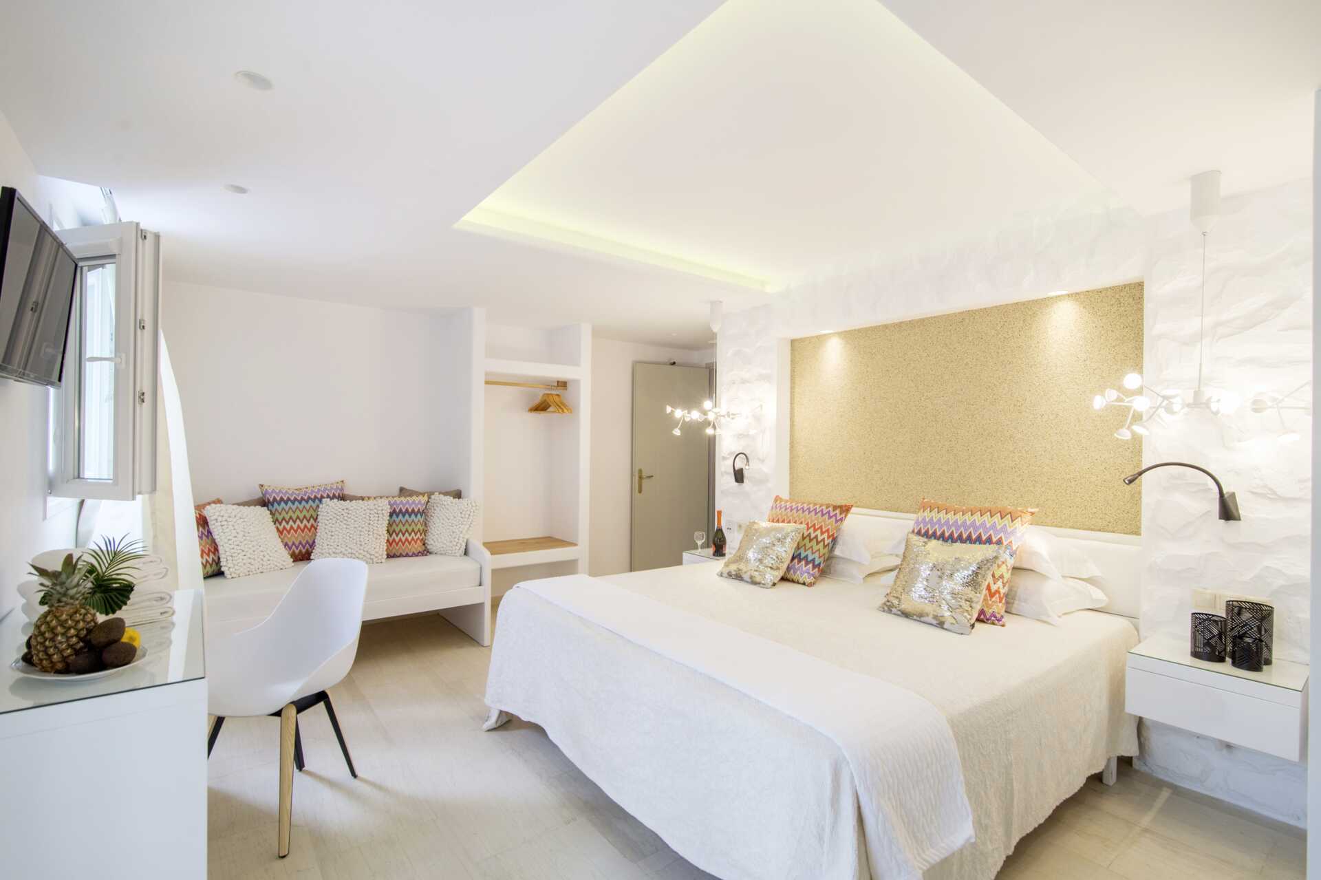 Ettromsleilighet delvis under bakkeplan på hotell Spiros i Naxos by.