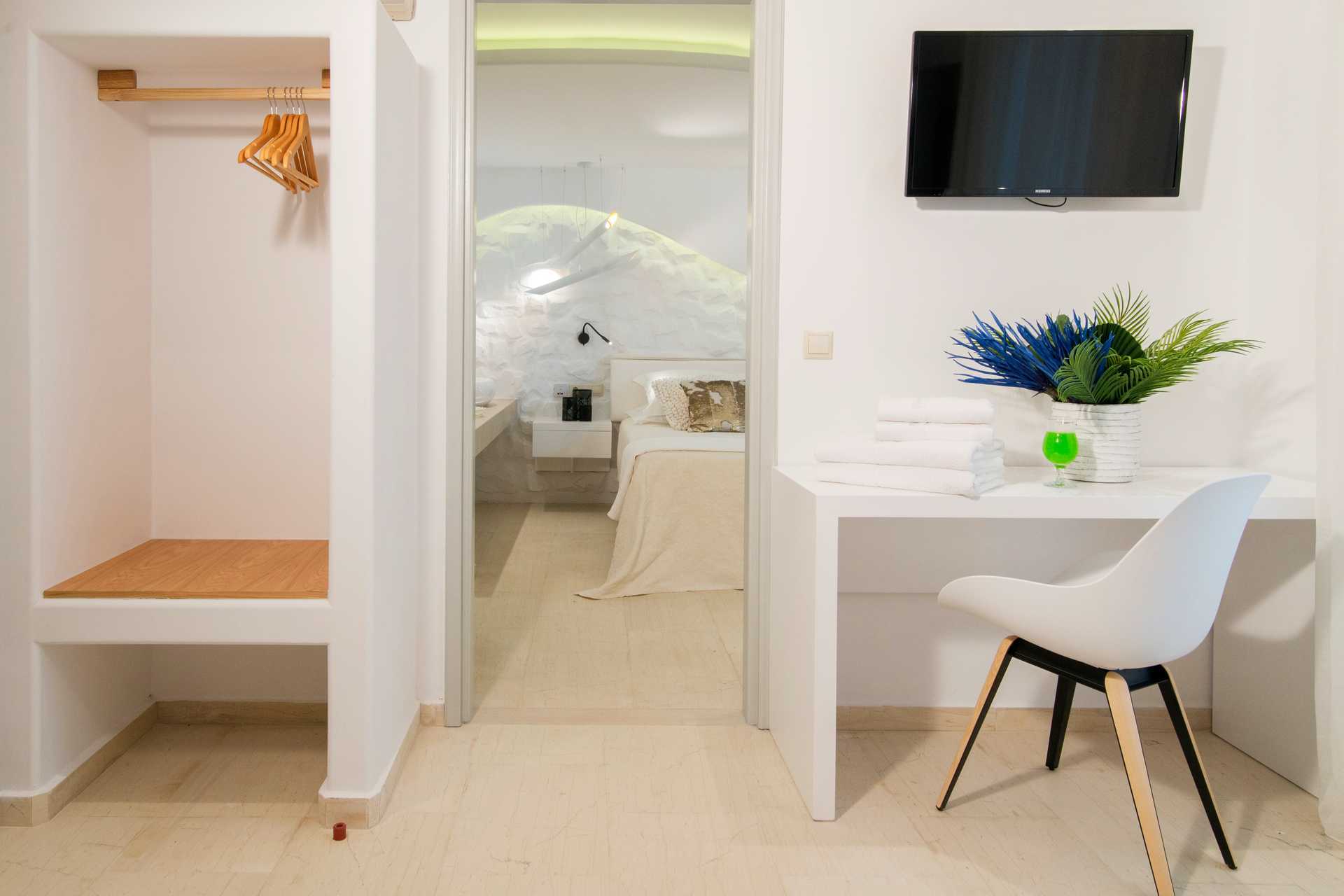 Ettromsleilighet delvis under bakkeplan på hotell Spiros i Naxos by, Hellas.