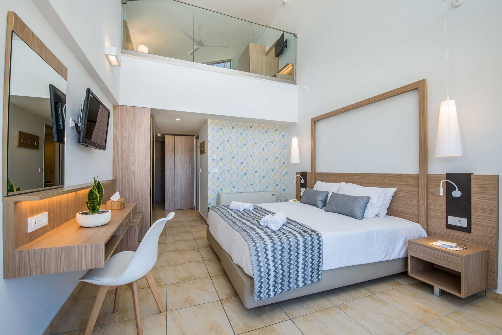 Ettromsleilighet i etasje på Kiani Beach Resort i Kalives på Kreta, Hellas.