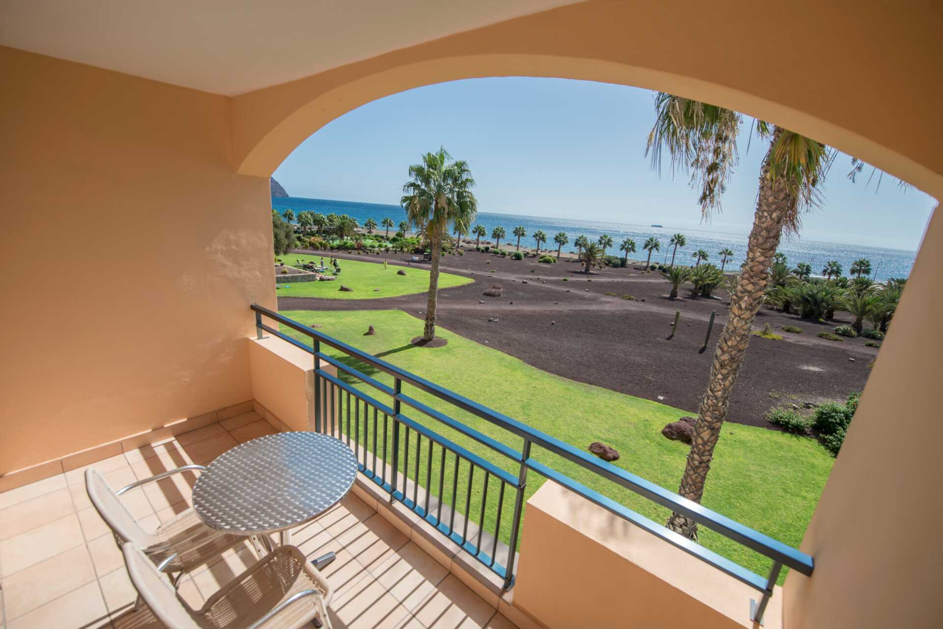 Ettromsleilighet med havutsikt.