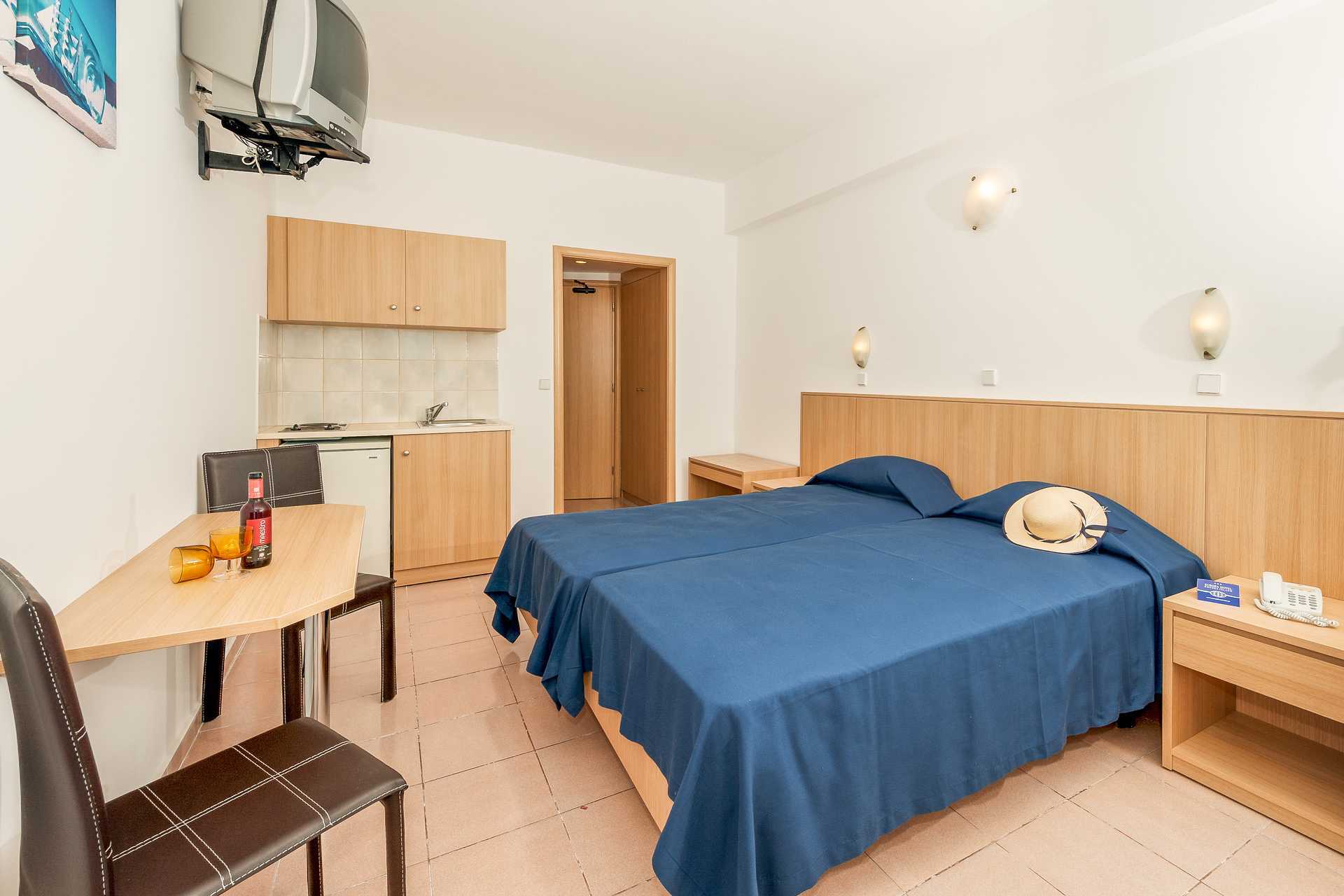 Ettromsleilighet på Europa i Rhodos by.