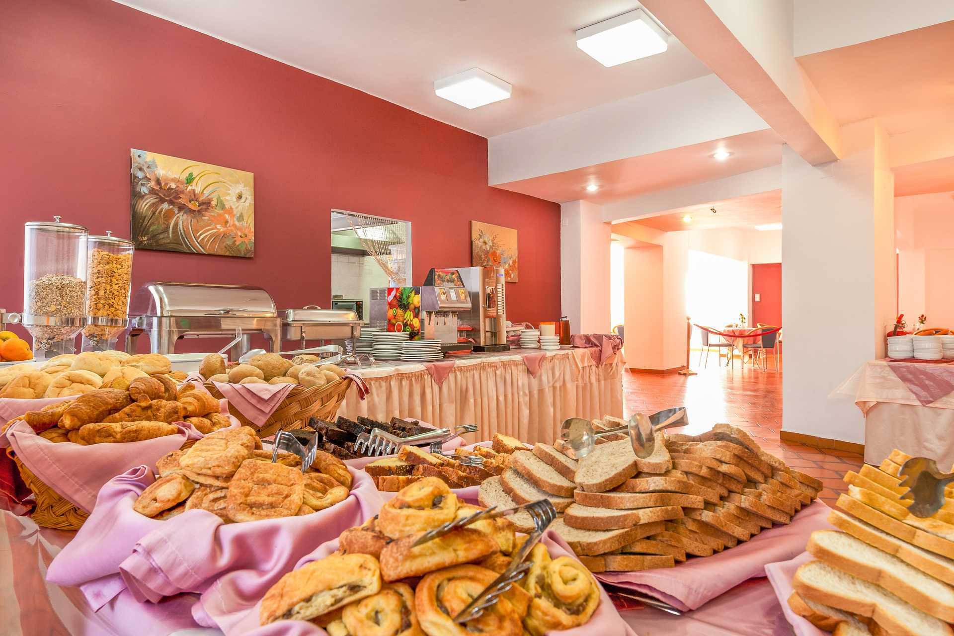 Frokostservering på Europa i Rhodos by.