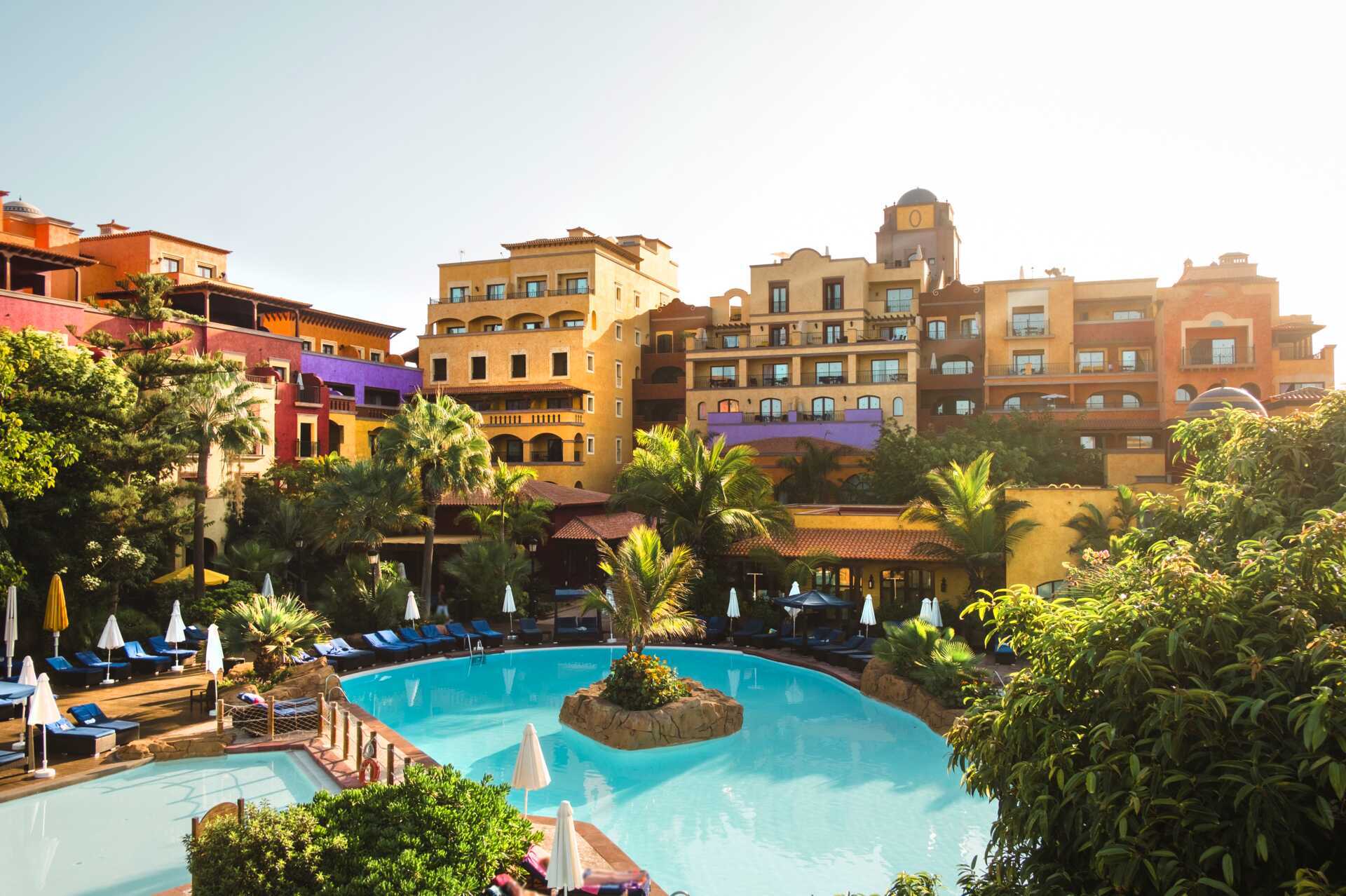 Bassengområde på Villa Cortés i Playa de las Americas, Tenerife.