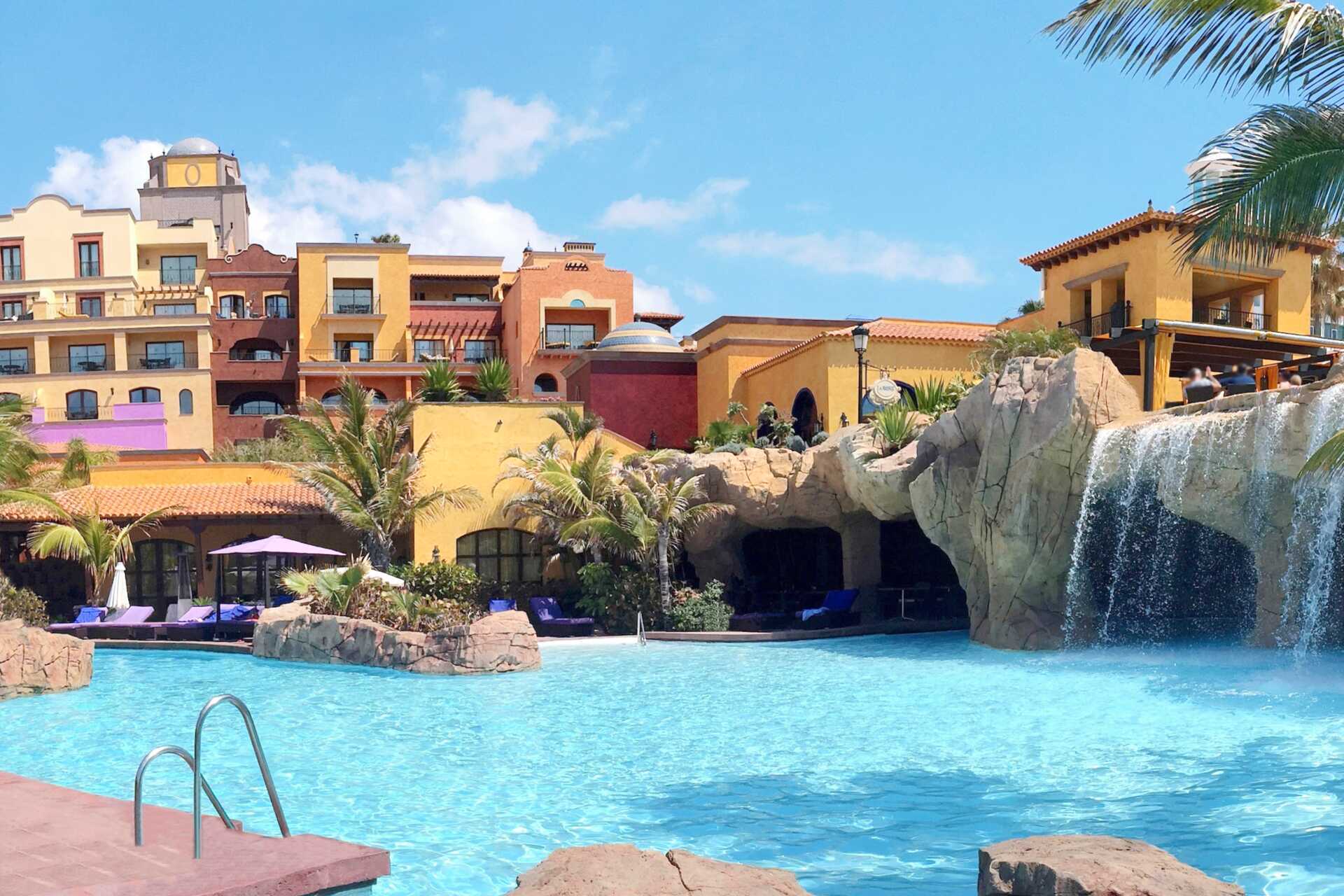 Bassengområde på Villa Cortés i Playa de las Americas, Tenerife.