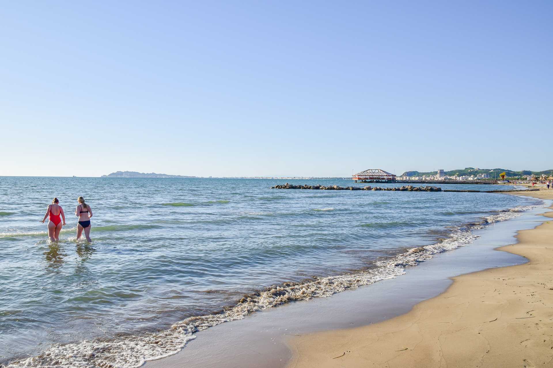 Stranden ved Fafa Premium på Durres riviera i Albania.