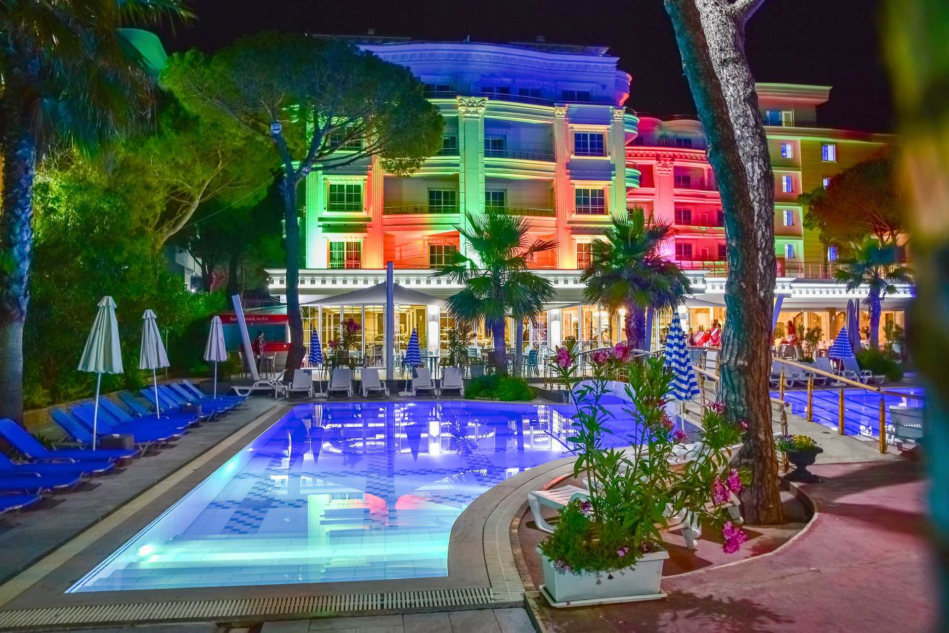 Bassengområdet på Fafa Premium på Durres riviera i Albania.