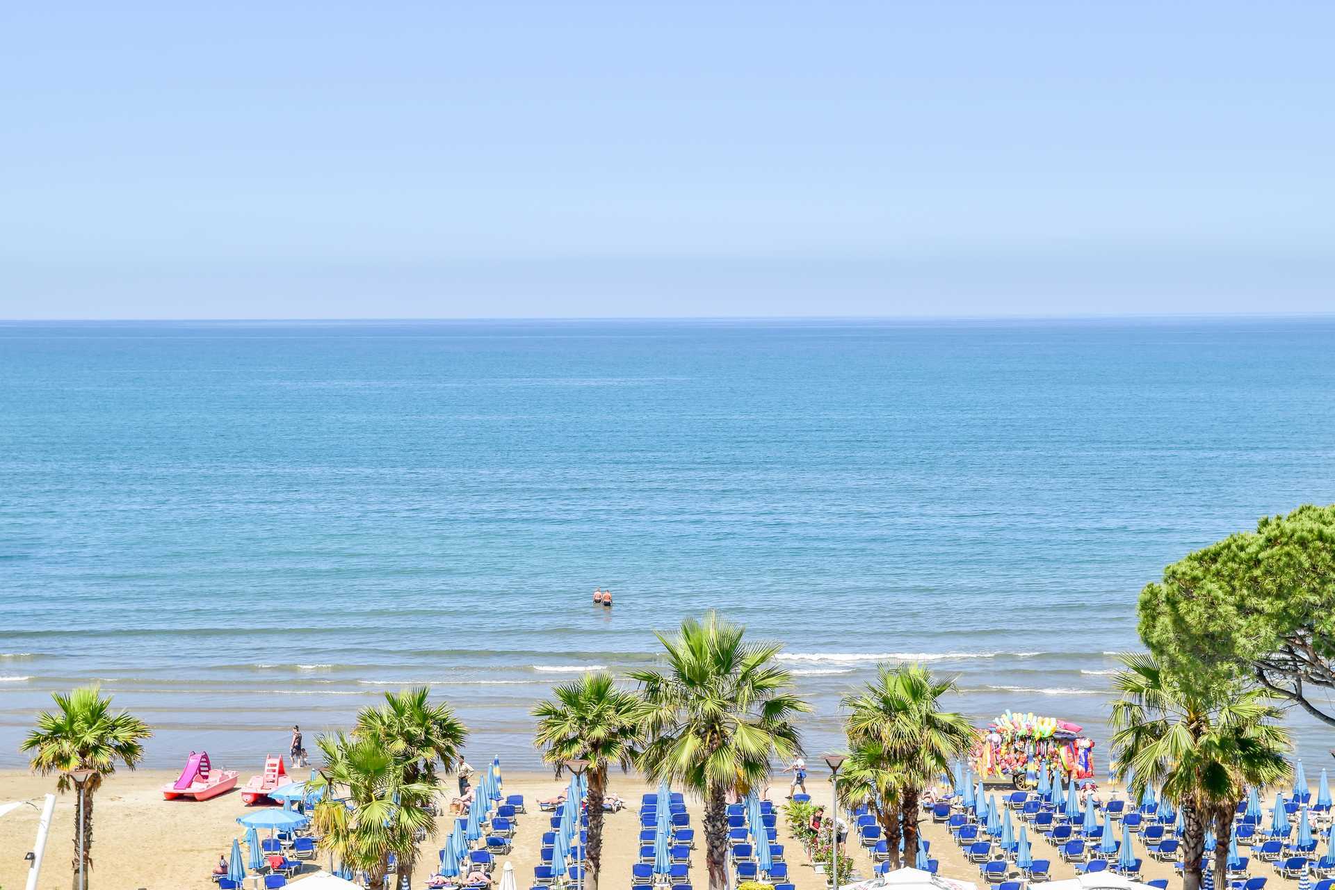 Stranden ved Fafa Premium på Durres riviera i Albania.