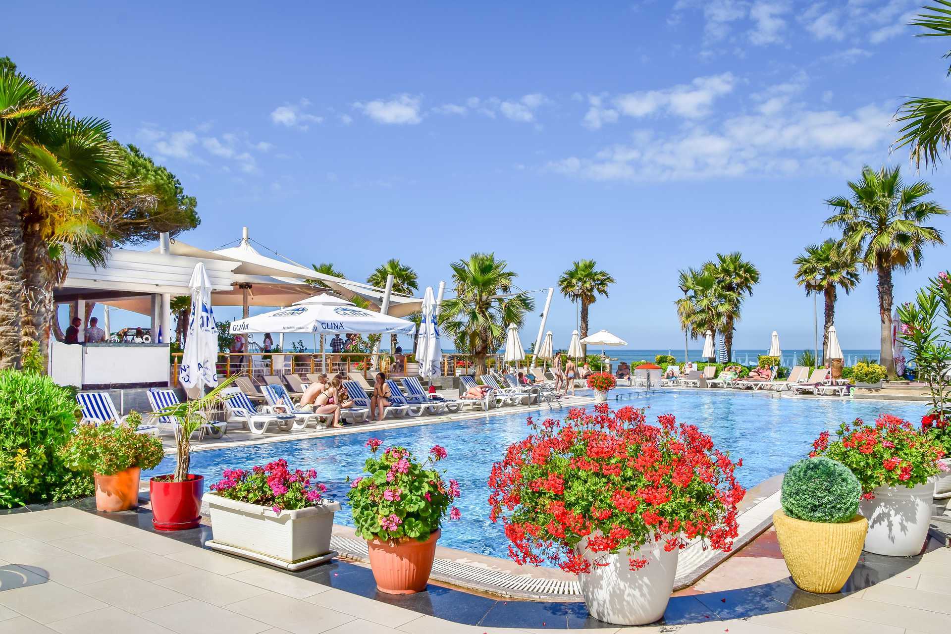 Bassengområdet på Fafa Premium på Durres riviera i Albania.