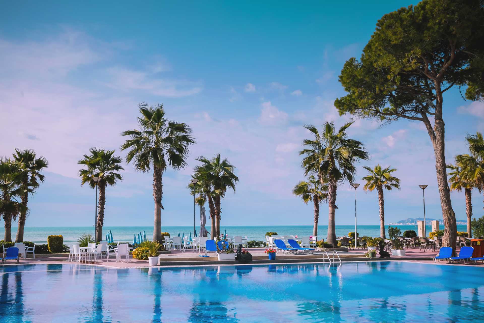 Bassengområdet på Fafa Premium på Durres Riviera i Albania.