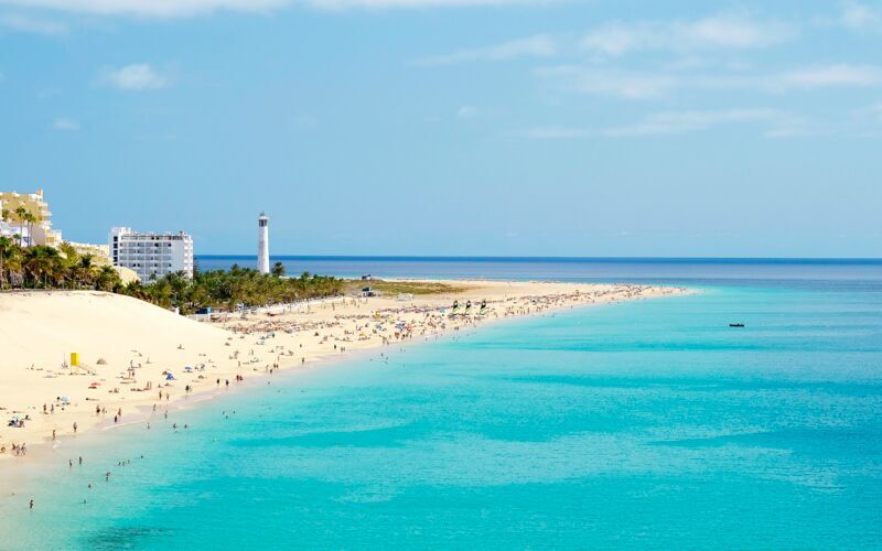 Lang lys strand med vind og bølger på Fuerteventura.