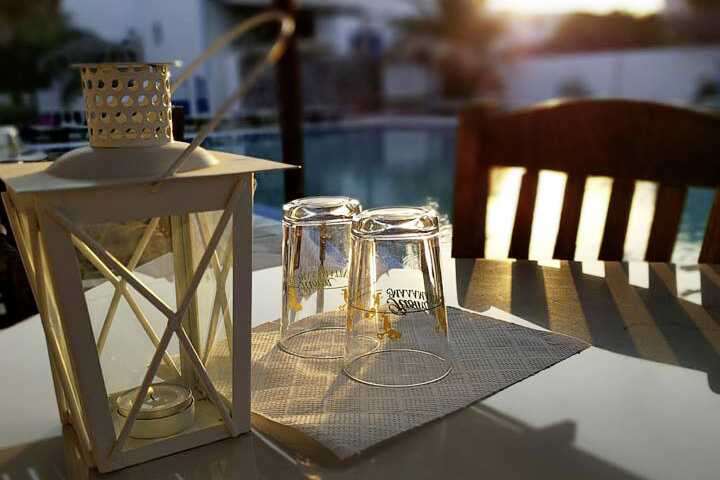 Restaurant ved bassenget på hotell Gardenia på Santorini, Hellas.