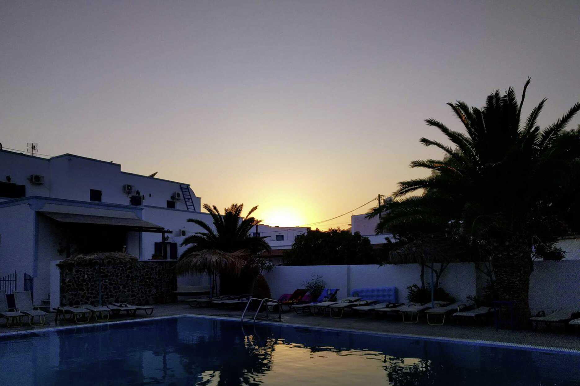 Bassenget på hotell Gardenia ved solnedgang.