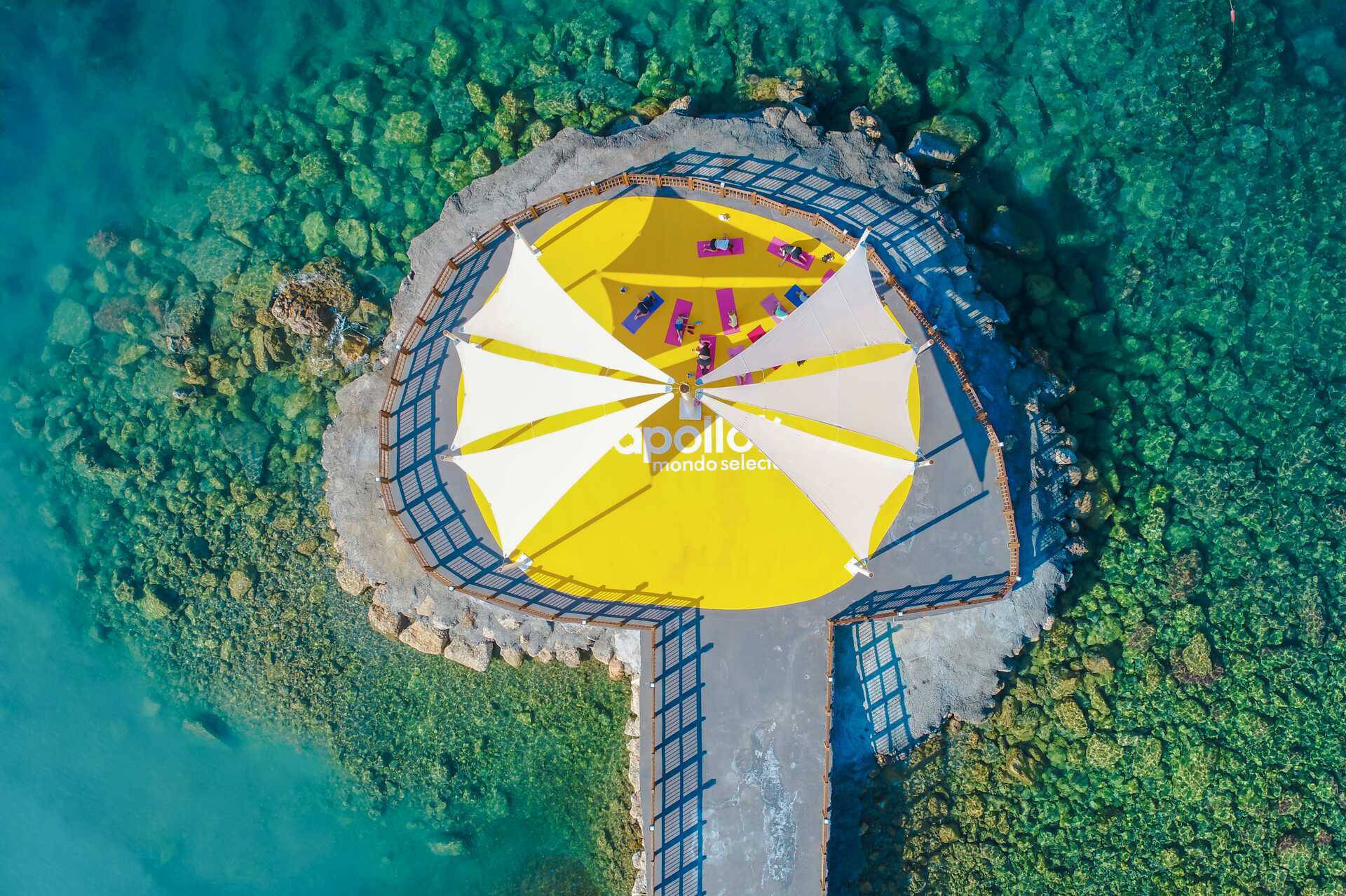 På Gold Island ligger yogaplattformen på en brygge ut i vannet.