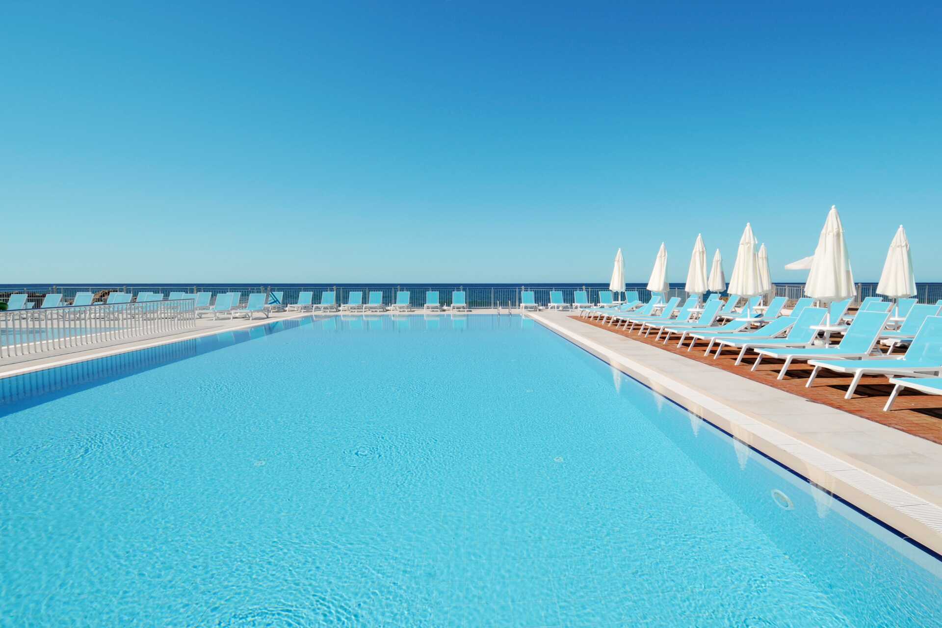 Bassengområdet på Apollo Mondo Family Gold Island i Alanya, Tyrkia.