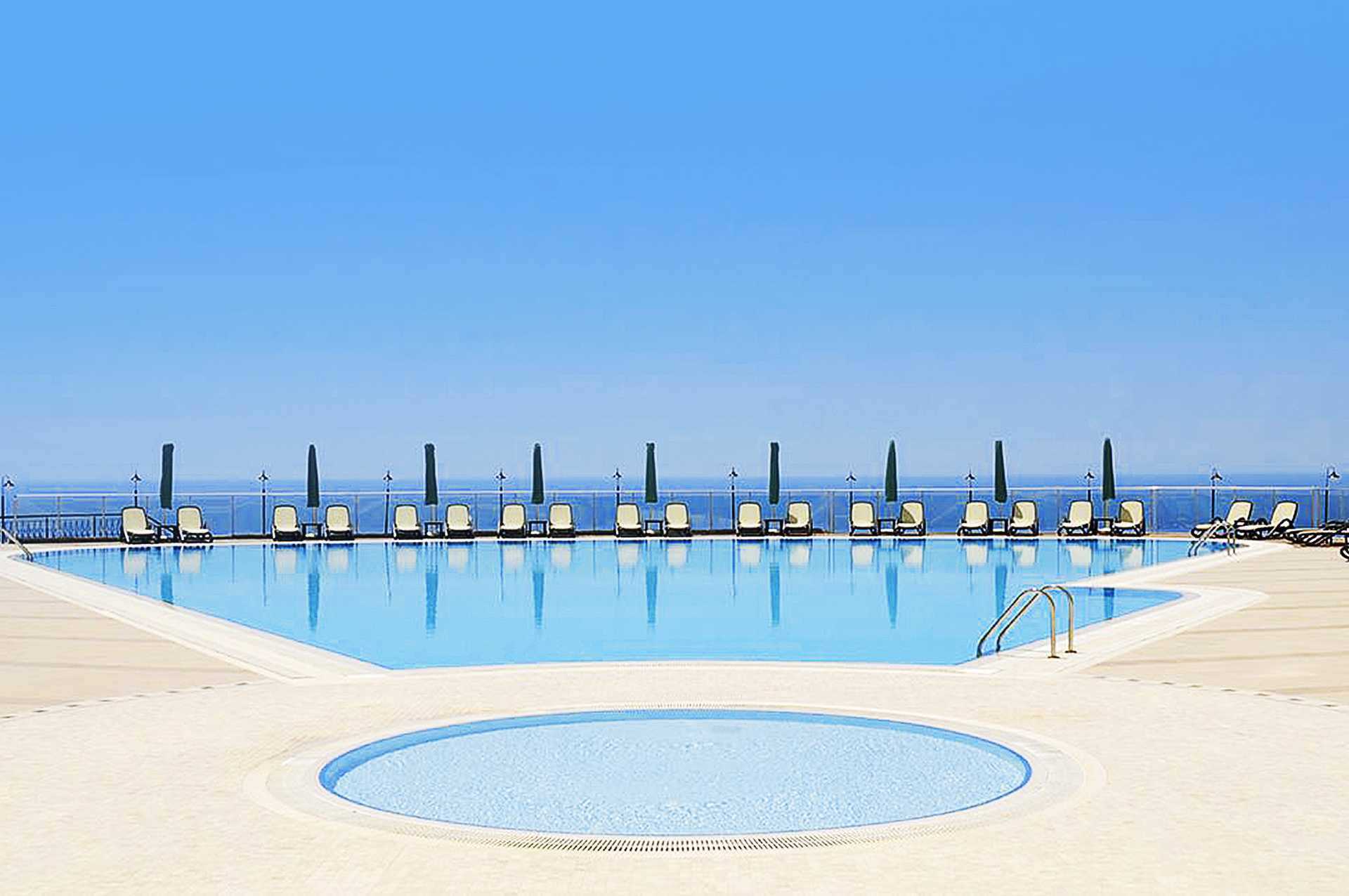 Bassengområde på Goldcity Holiday Resort i Alanya, Tyrkia.