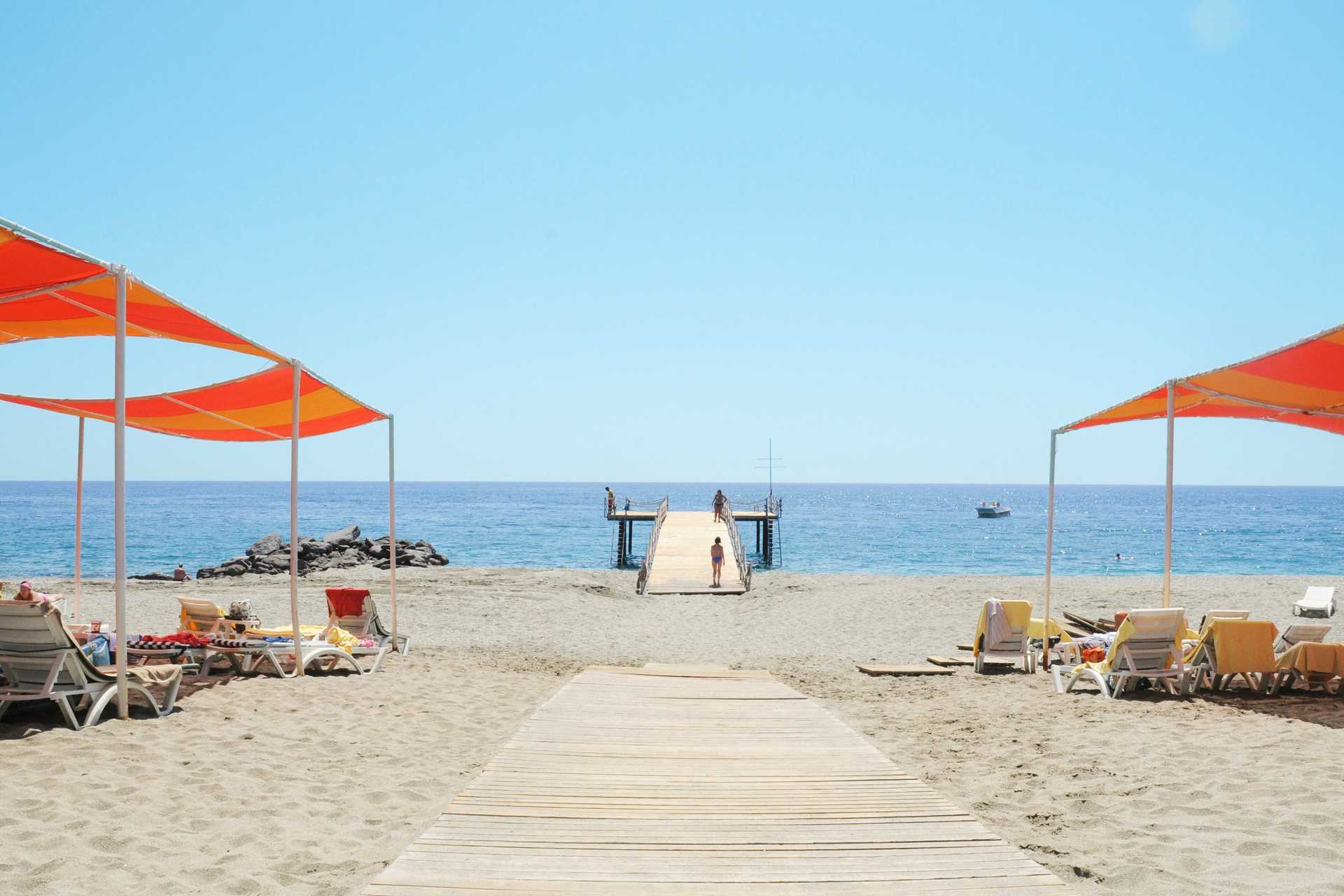 Stranden på Goldcity Holiday Resort i Alanya, Tyrkia.