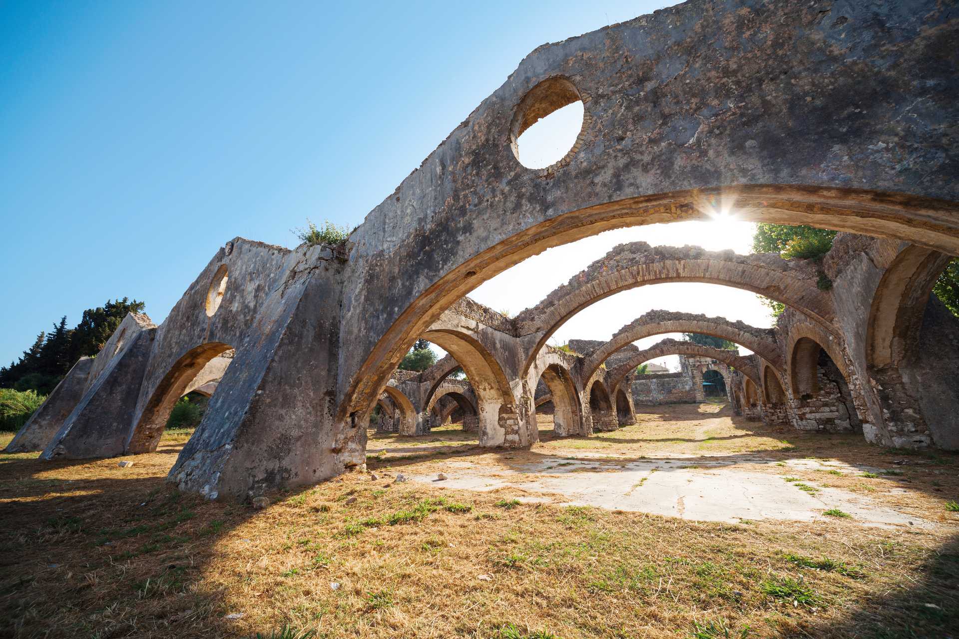 Ruinene av et venetiansk skipsverksted fra 1700-tallet i Gouvia.