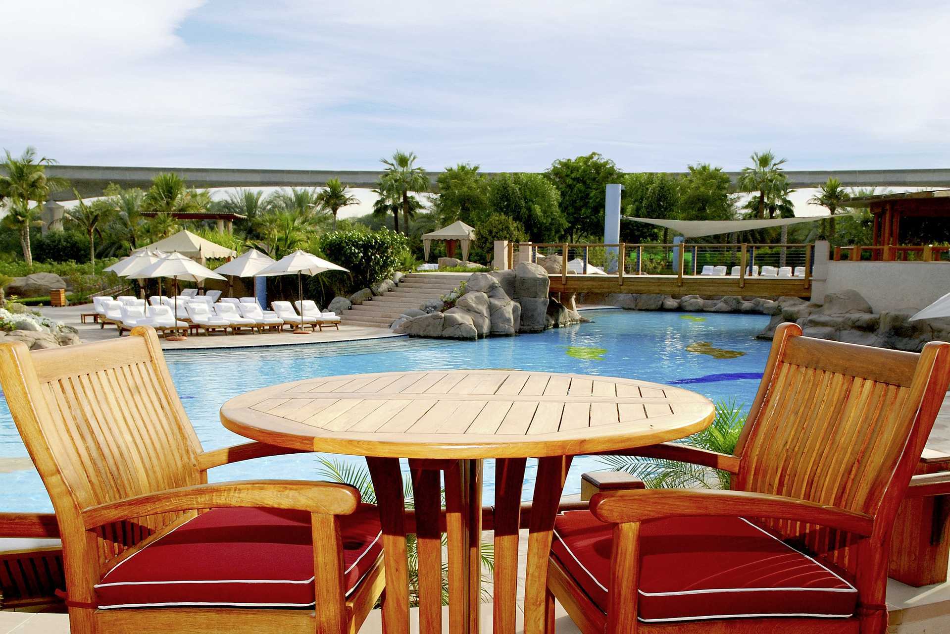 Restaurant ved bassenget på Grand Hyatt, Dubai.