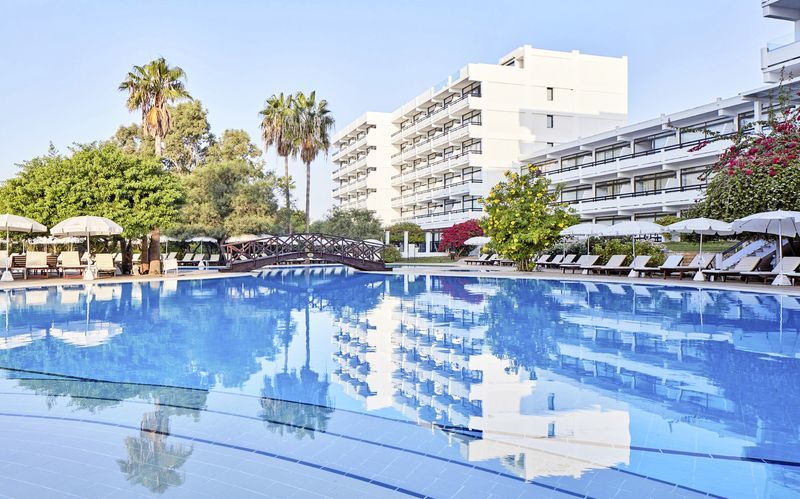 Bassengområdet på hotell Grecian Bay, Kypros