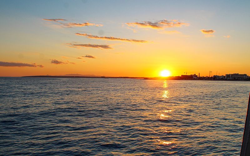 Havutflukt med skonnert i solnedgang