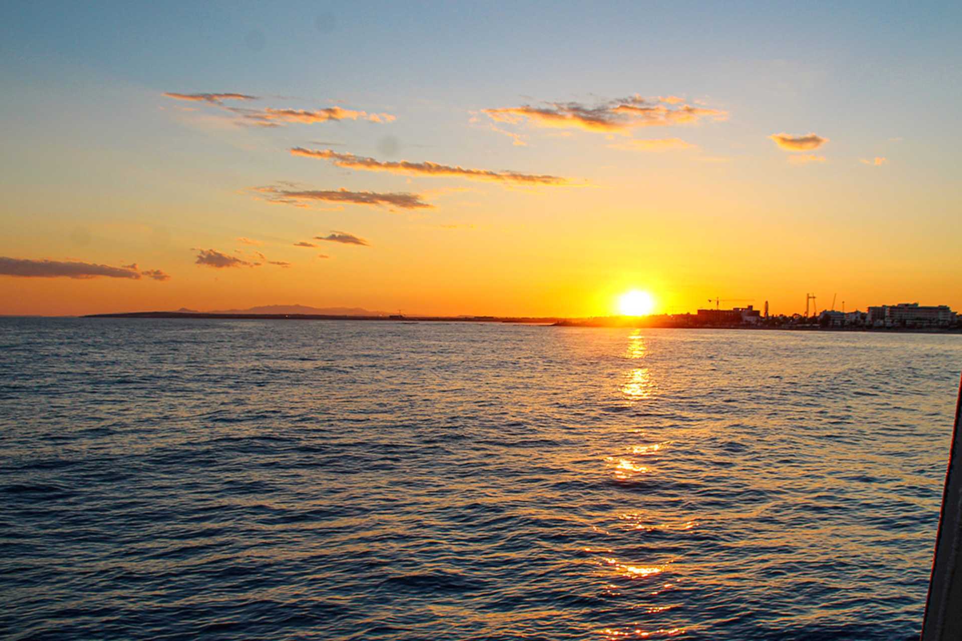 Havutflukt med skonnert i solnedgang