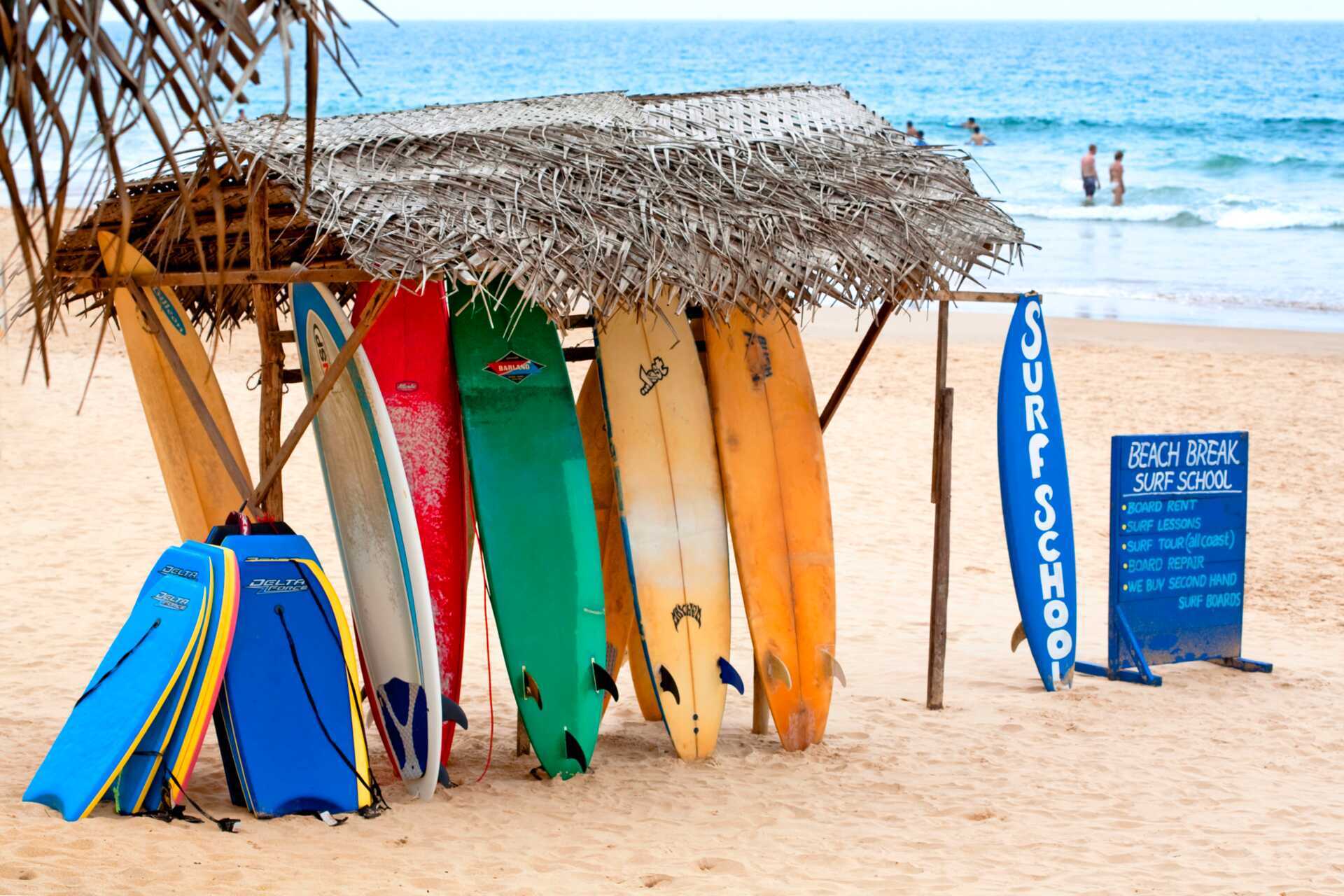 Surferne trives i Hikkaduwa, sør på Sri Lanka
