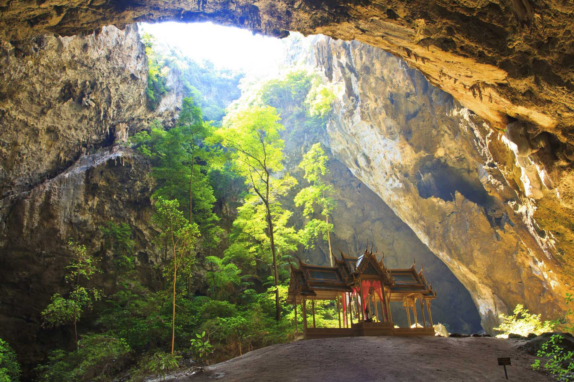 Phraya Nakhon-grotten ligger utenfor Hua Hin og er en severdighet som det absolutt er verdt å få med seg.