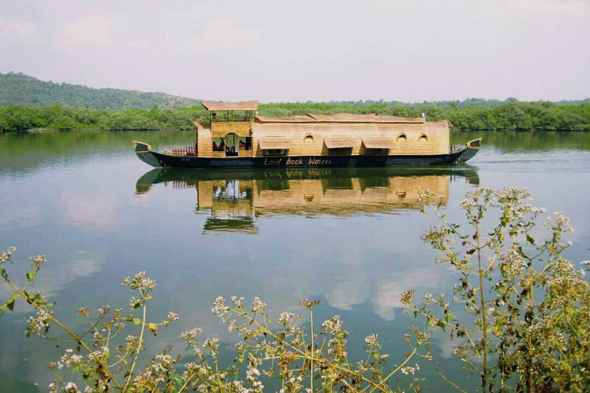 Husbåt på Siolim River