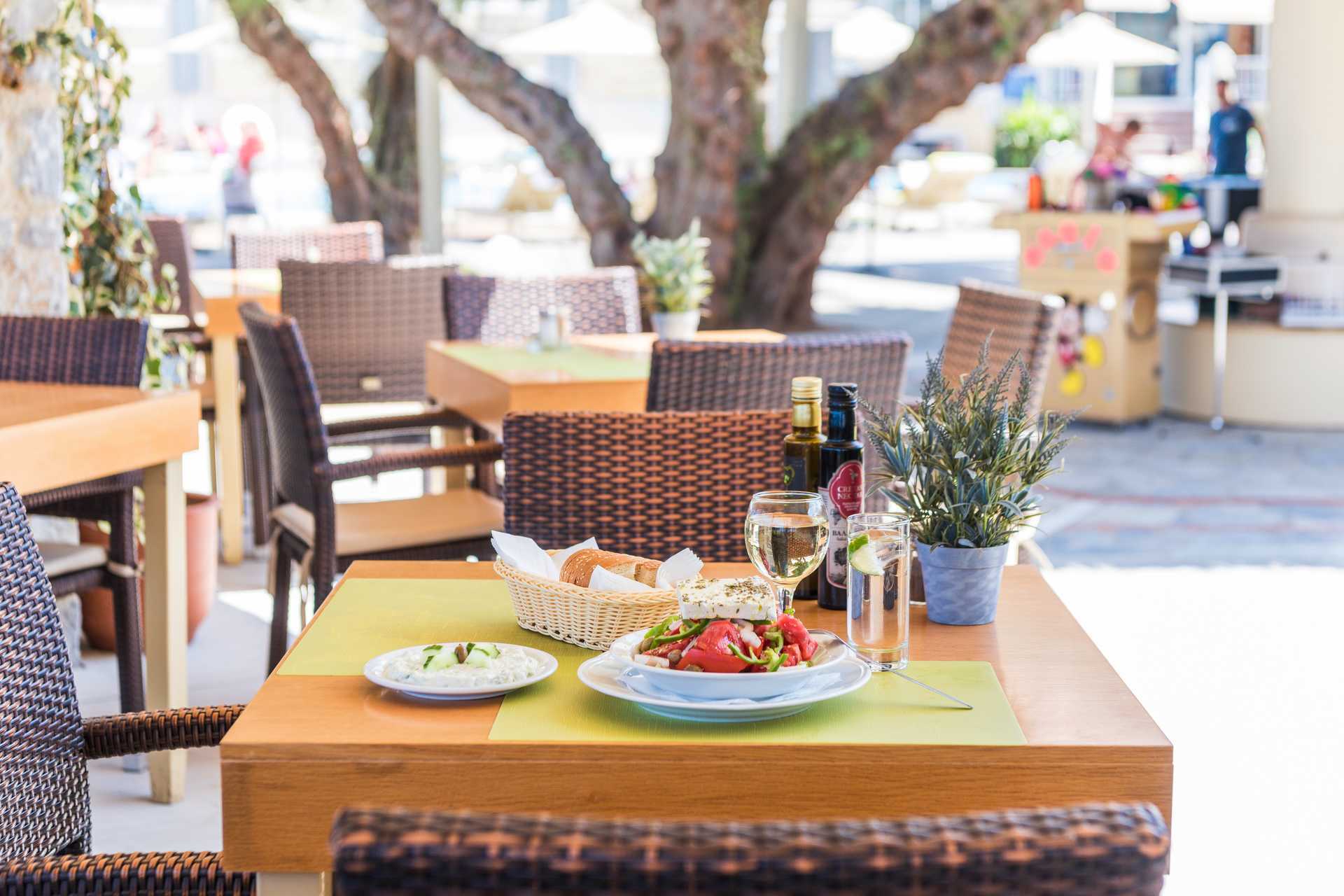 Pool-/snackbar på Ideal Beach på Kreta, Hellas.