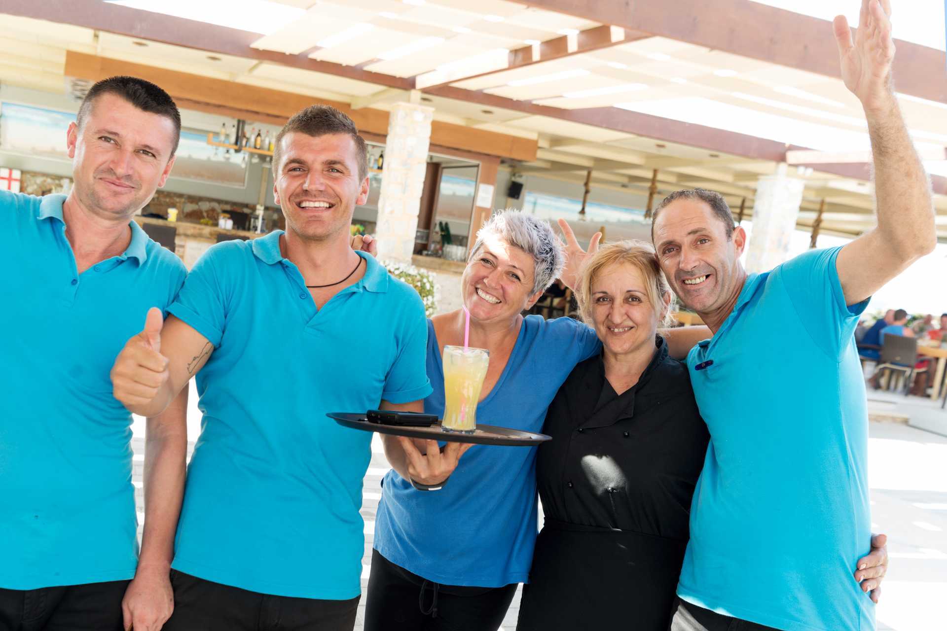 Personal på Ideal Beach på Kreta, Hellas.