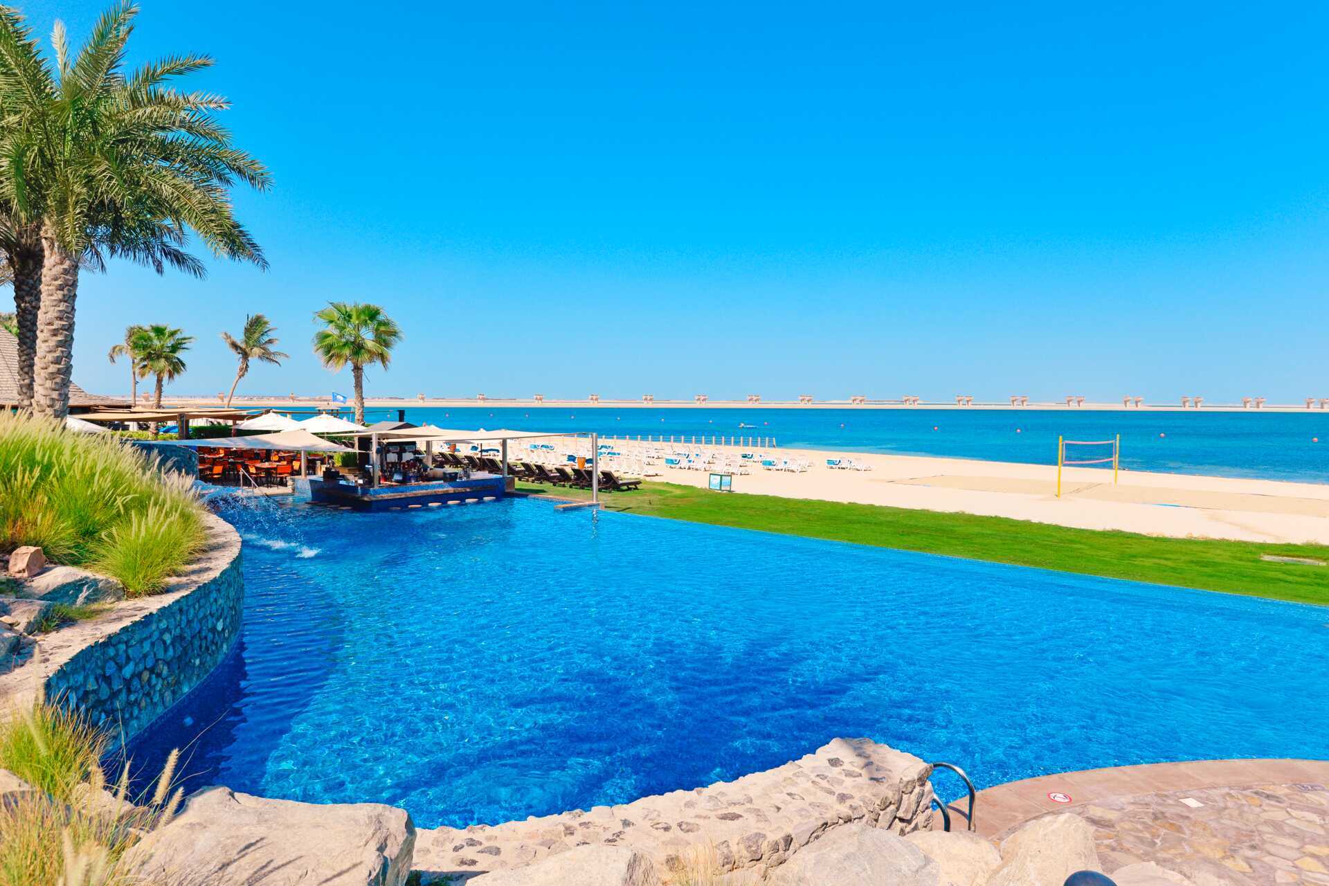 Bassengområde ved stranden på JA Beach i Dubai.