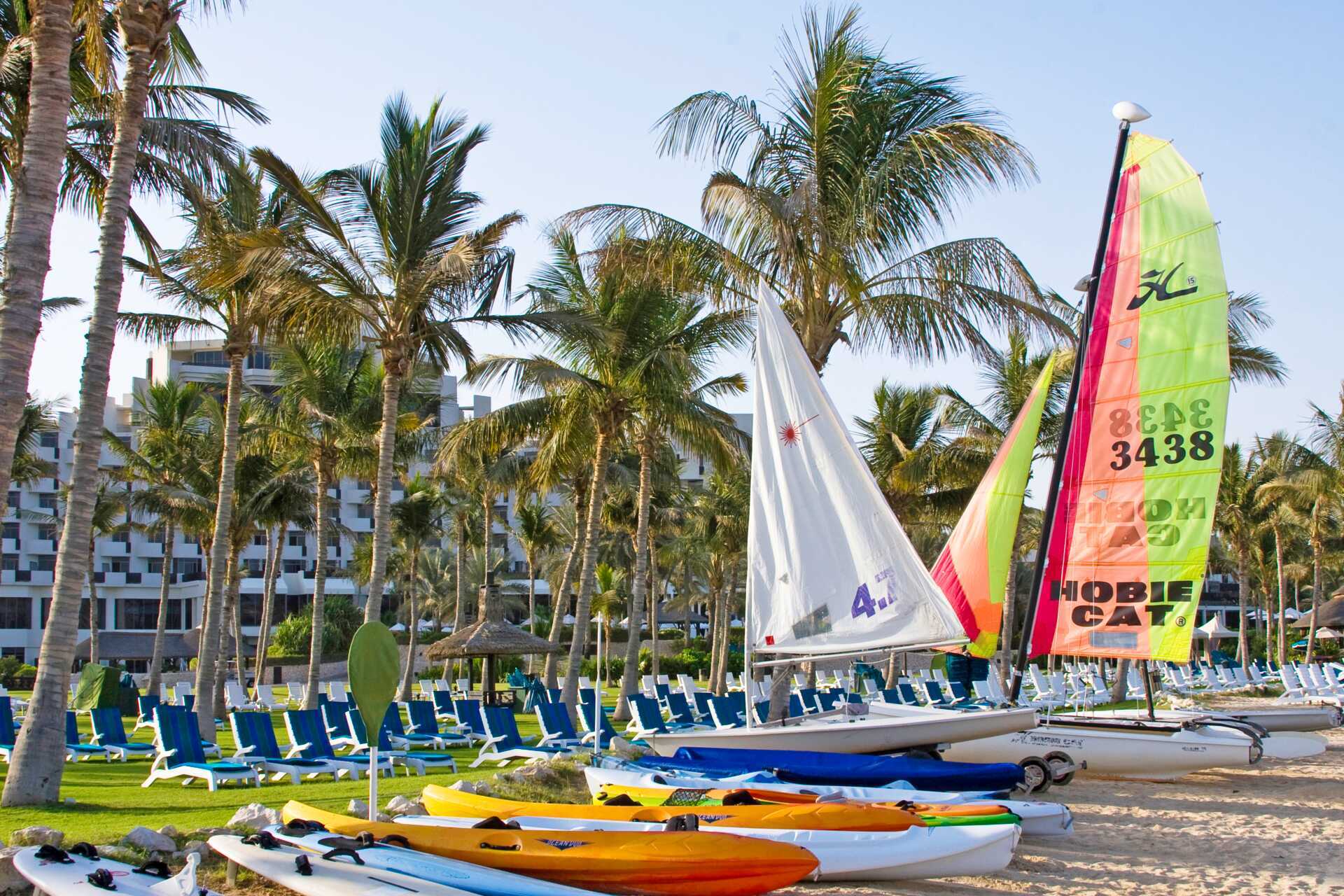 Vannsport på JA Beach i Dubai.
