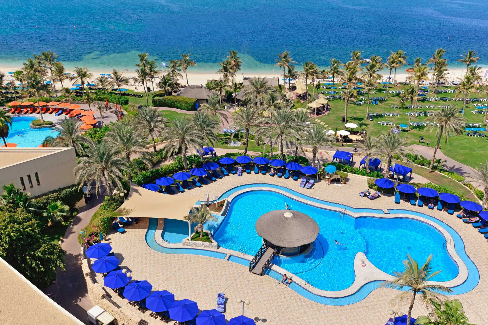 Bassengområde ved stranden på JA Beach i Dubai.