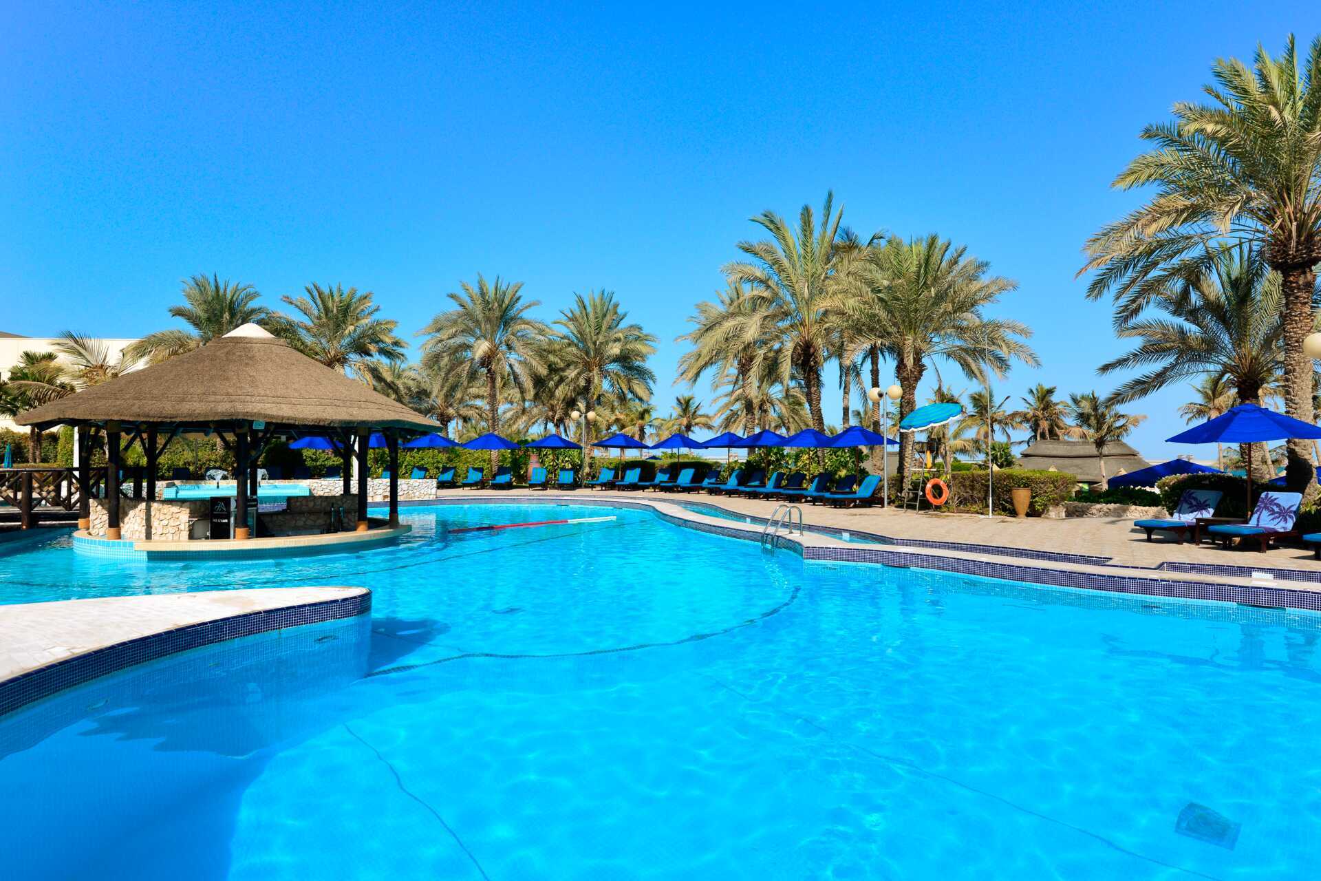 Bassengområde på JA Beach i Dubai.