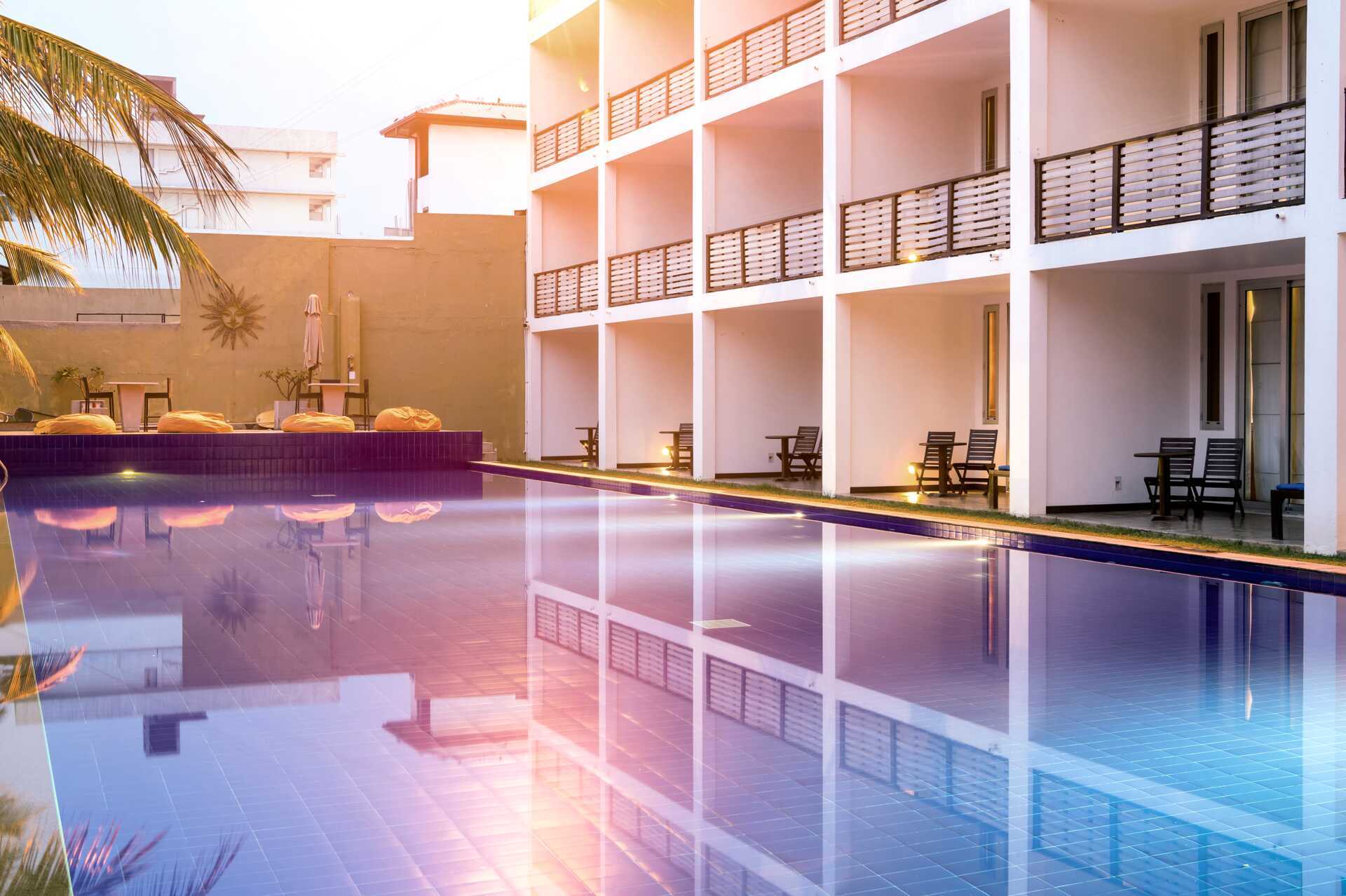 Bassenget på hotellet