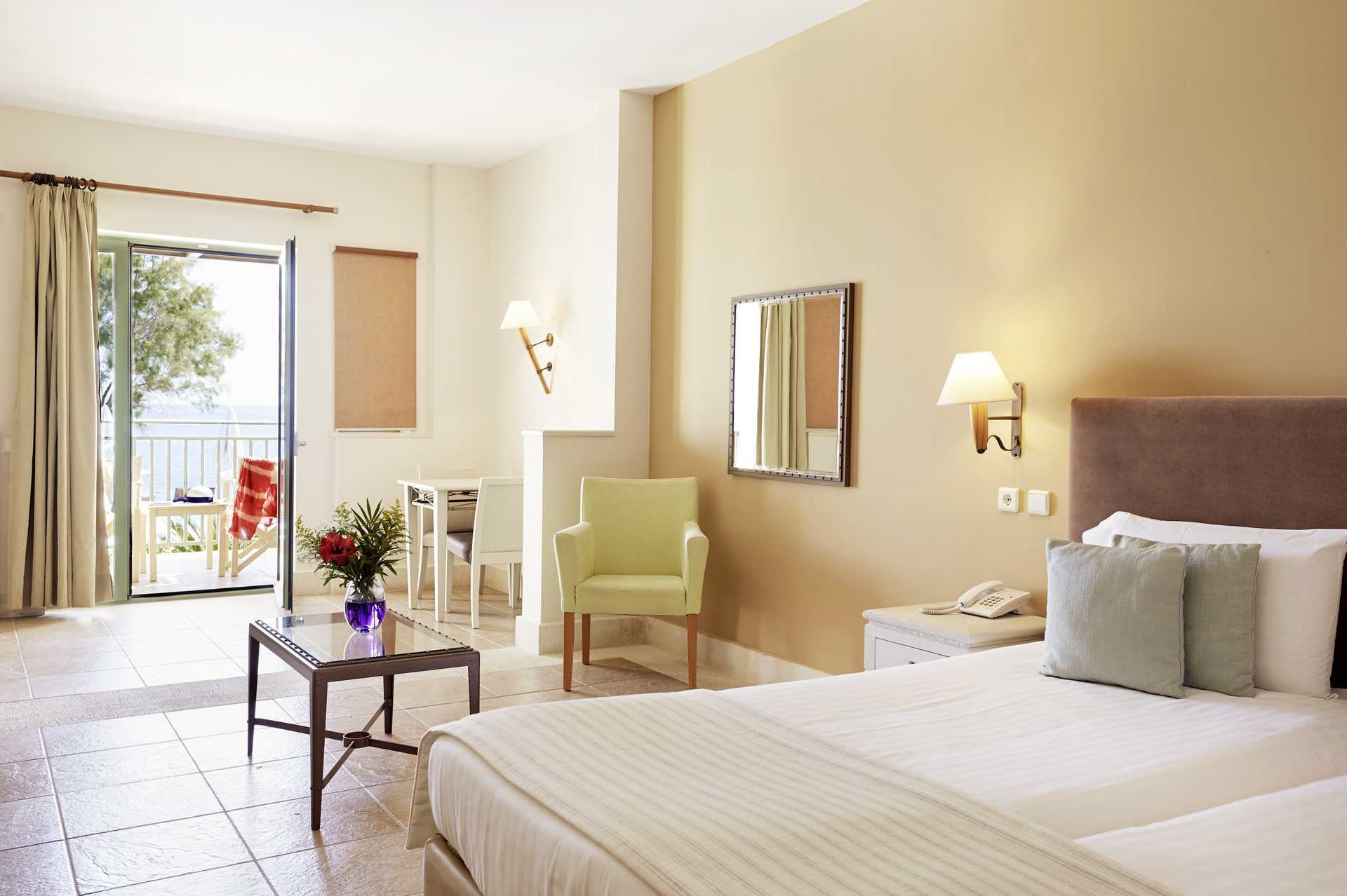 Juniorsuite på Grand Bay Beach Resort på Kreta, Hellas.
